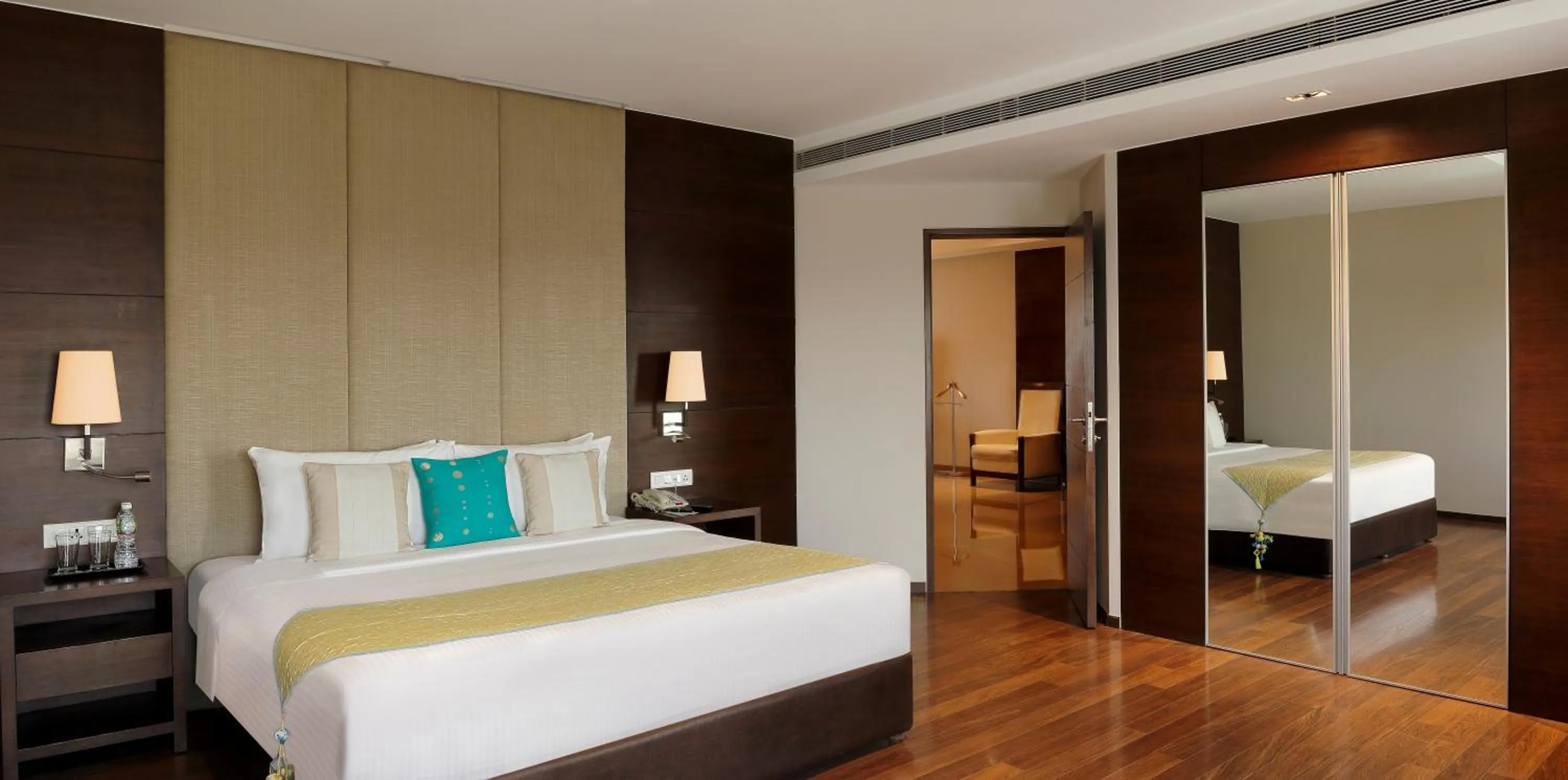 Living room, Bed in Grand Mercure Vadodara Surya Palace