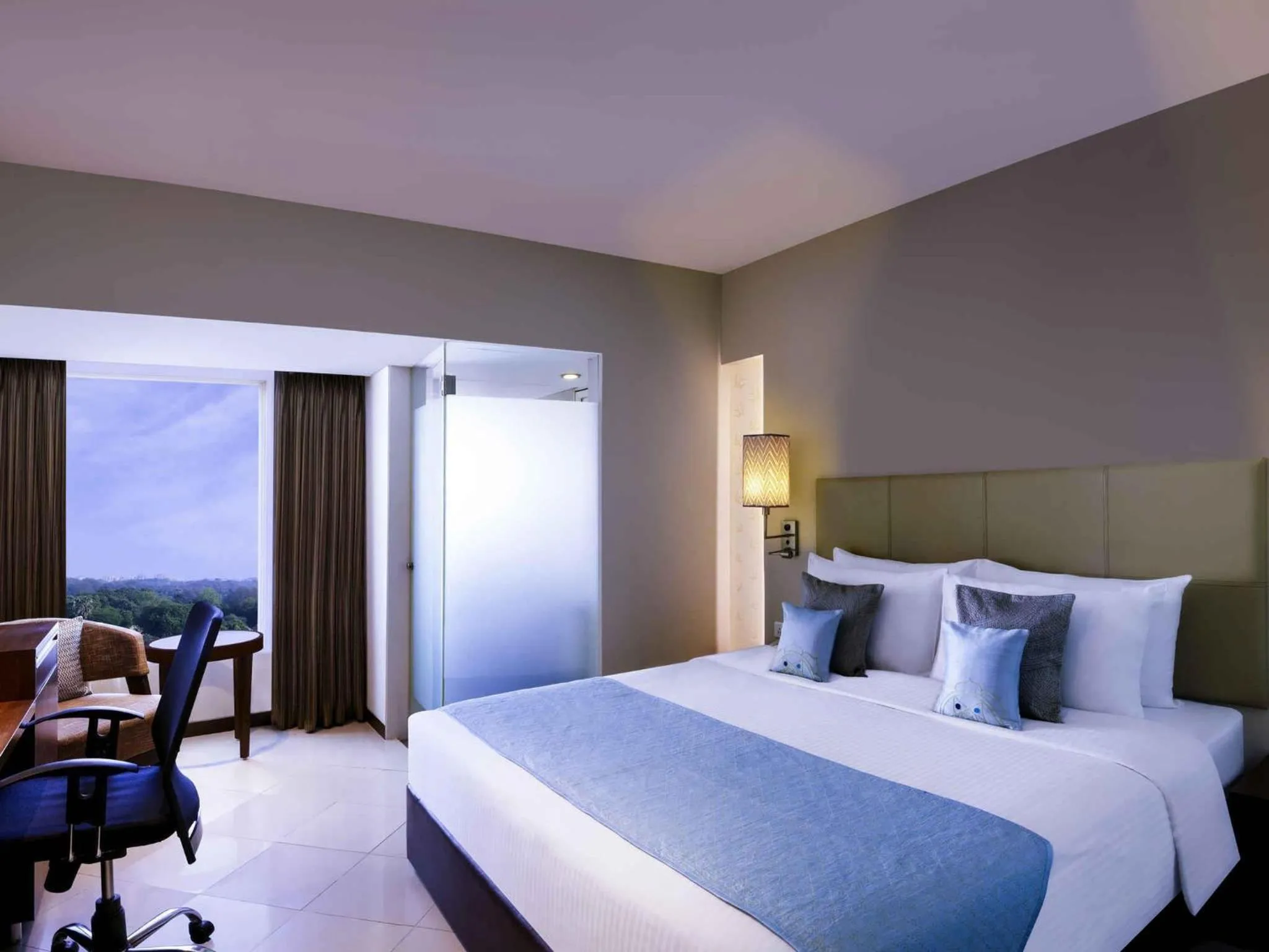 Bedroom, Bed in Grand Mercure Vadodara Surya Palace