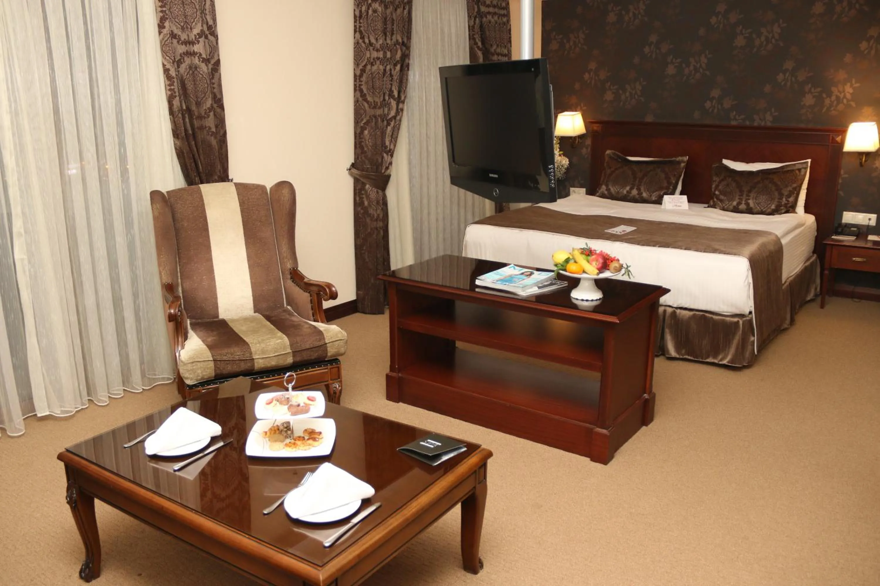 Living room, Bed in Hotel Monec