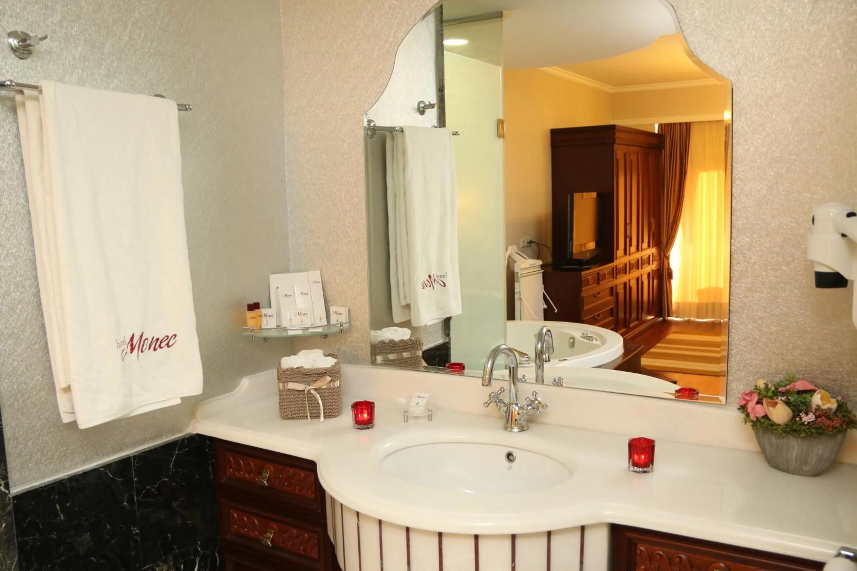 Bathroom in Hotel Monec