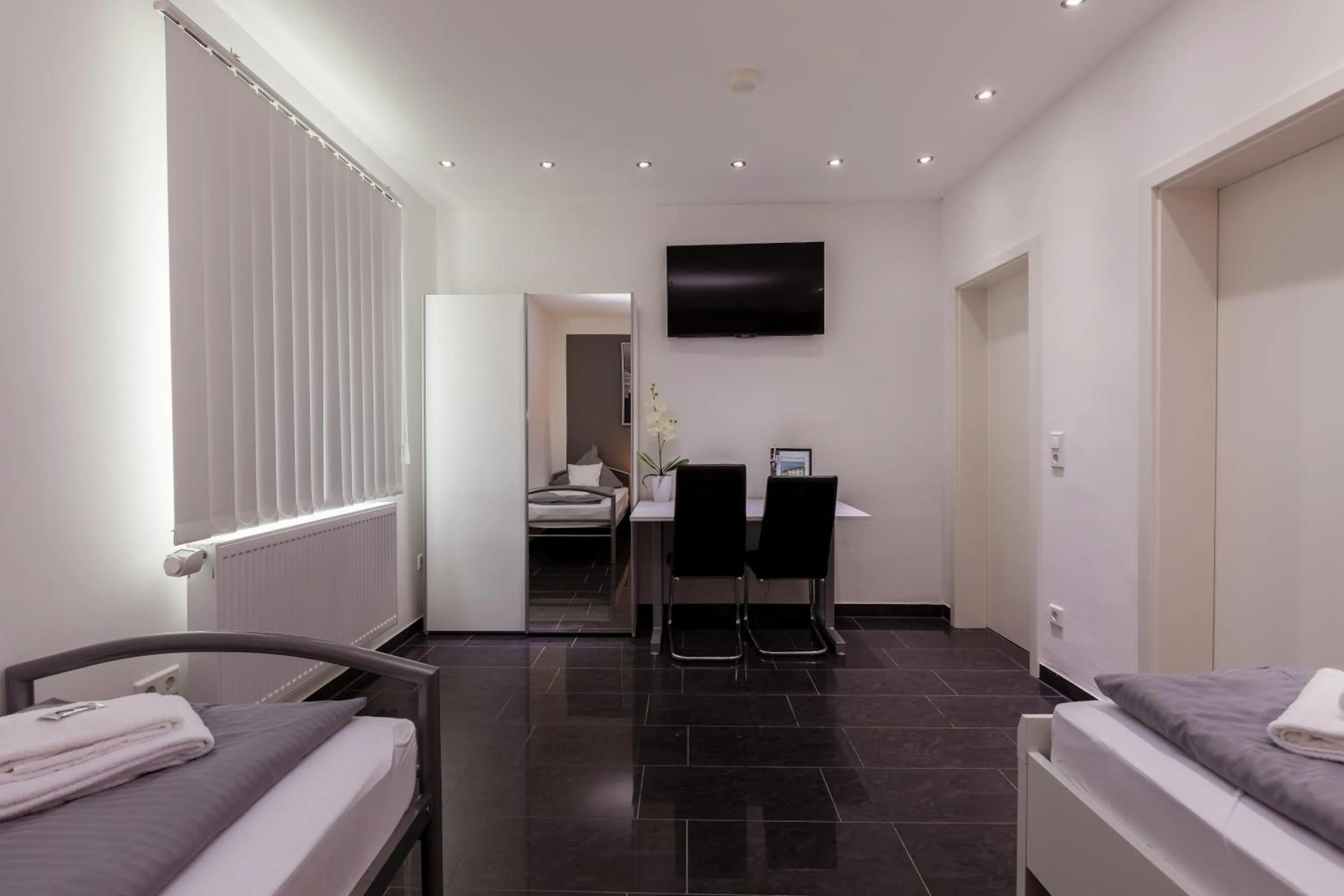 Photo of the whole room, Bed in Hotel am Rosenplatz,24 Stunden Check in, Küche, kostenfreie Parkplätze