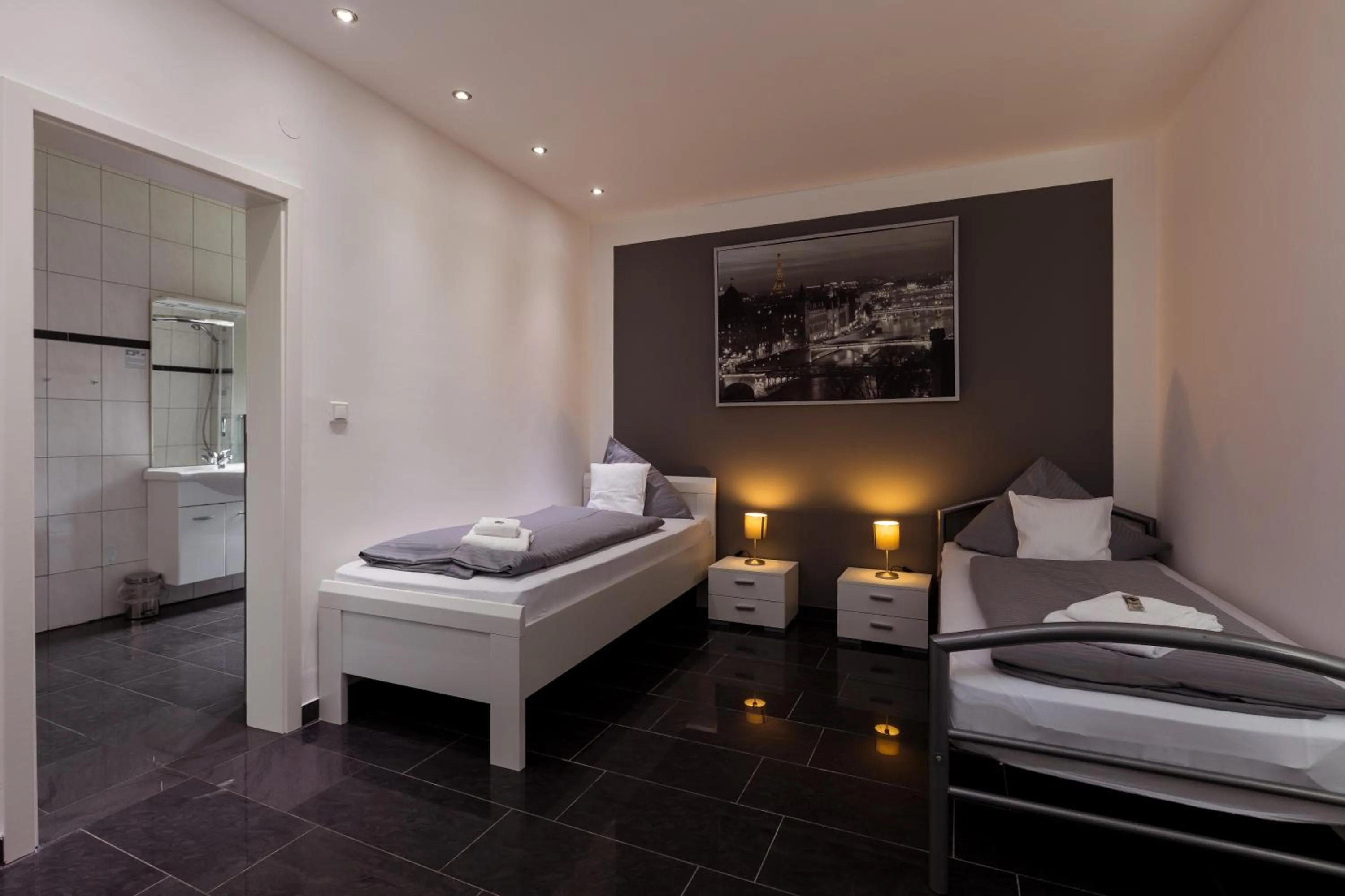 Photo of the whole room, Bed in Hotel am Rosenplatz,24 Stunden Check in, Küche, kostenfreie Parkplätze