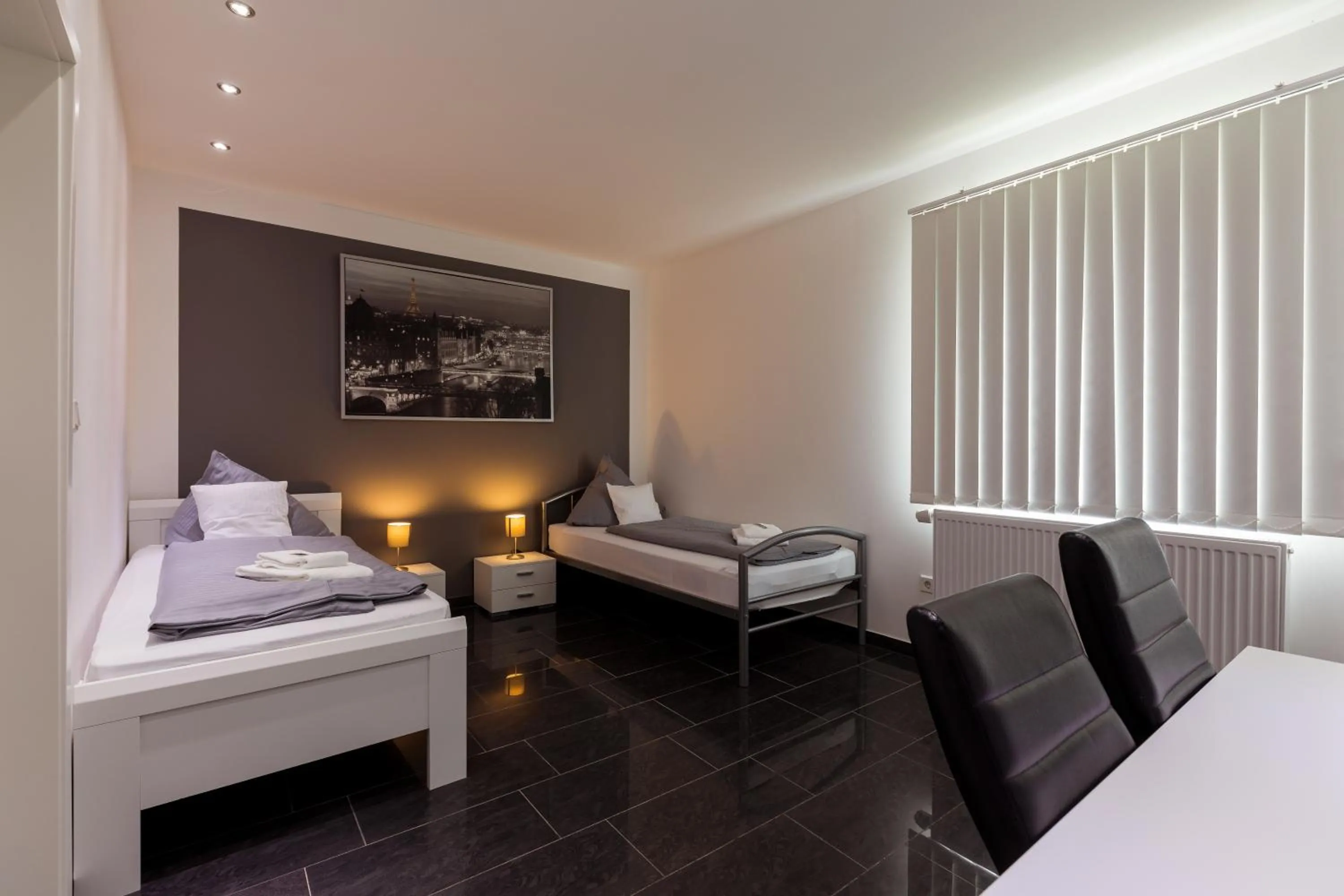 Photo of the whole room, Bed in Hotel am Rosenplatz,24 Stunden Check in, Küche, kostenfreie Parkplätze