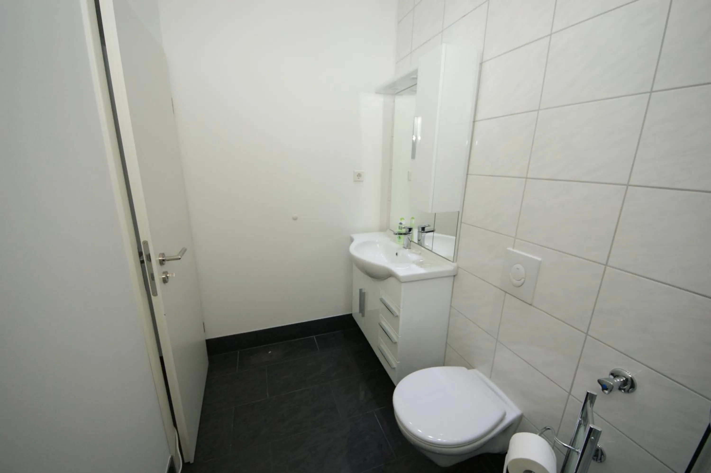 Bathroom in Hotel am Rosenplatz,24 Stunden Check in, Küche, kostenfreie Parkplätze