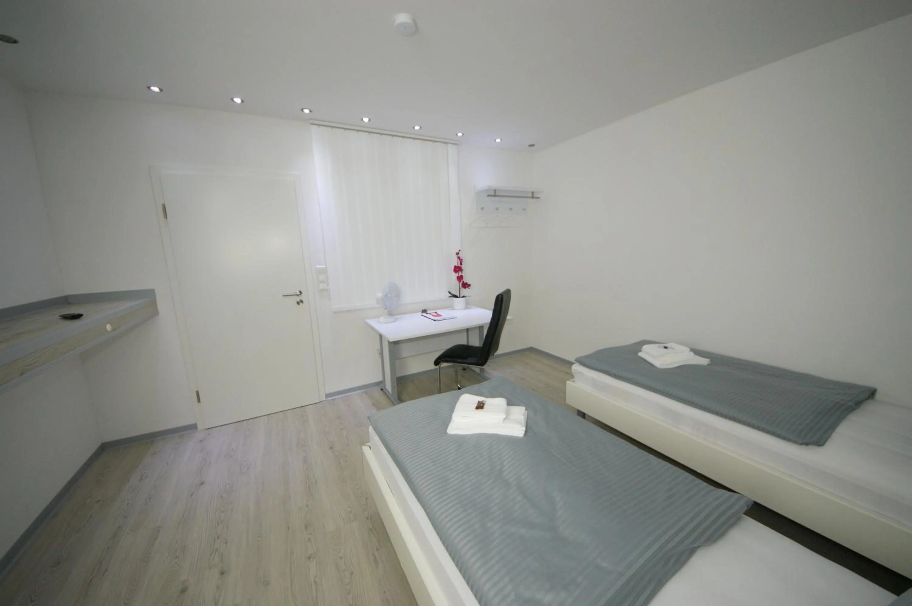 Photo of the whole room, Bed in Hotel am Rosenplatz,24 Stunden Check in, Küche, kostenfreie Parkplätze