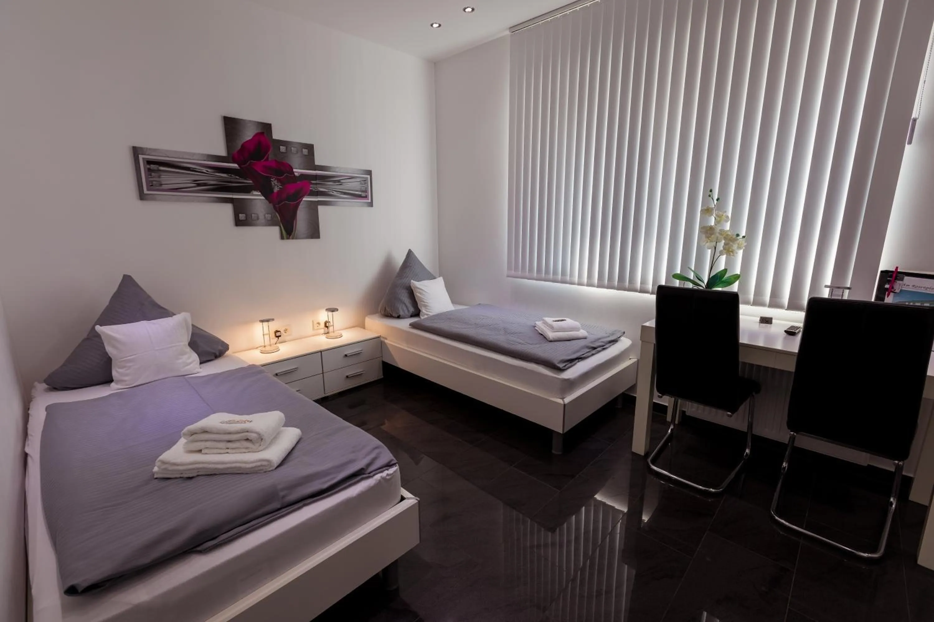 Photo of the whole room, Bed in Hotel am Rosenplatz,24 Stunden Check in, Küche, kostenfreie Parkplätze