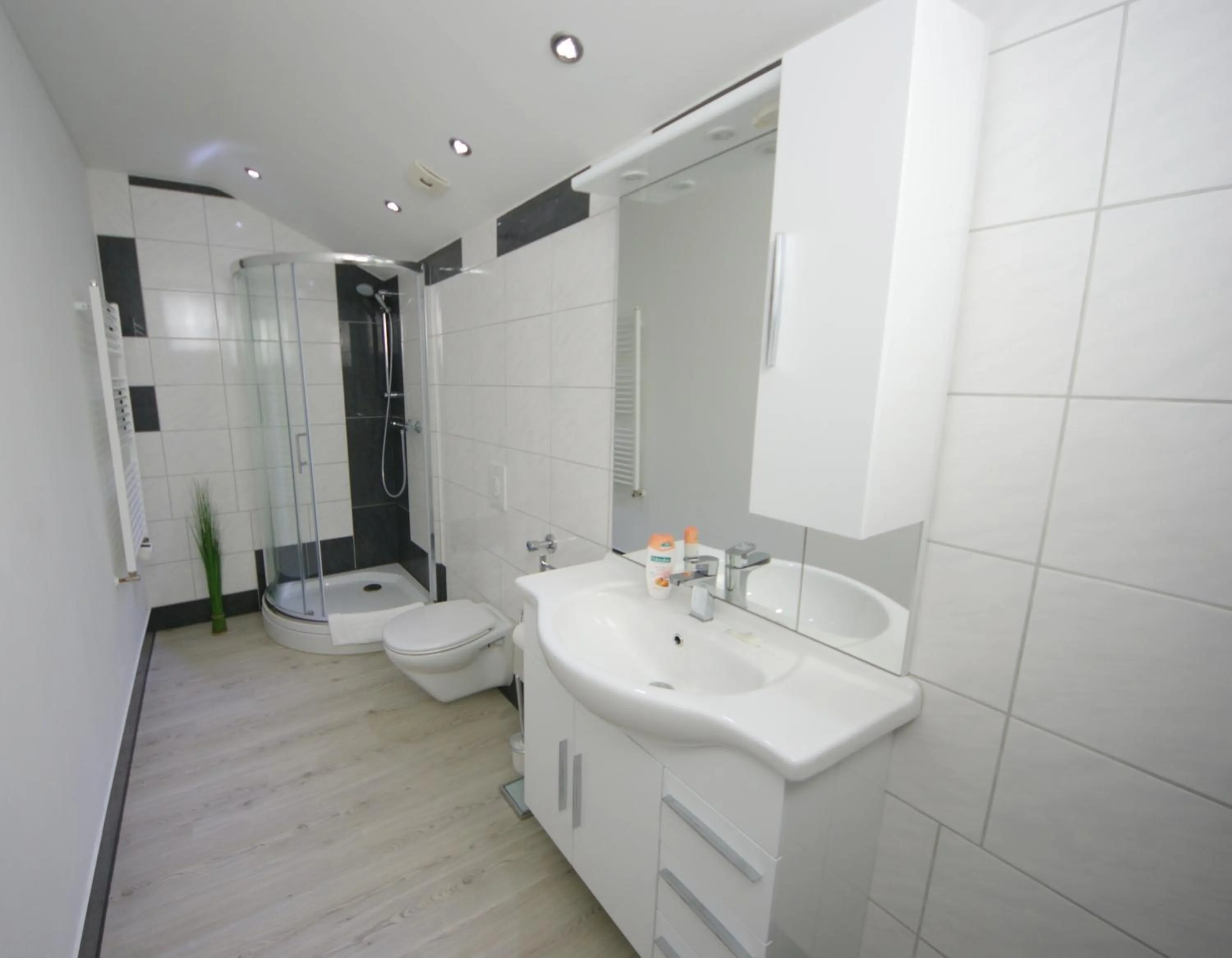 Bathroom in Hotel am Rosenplatz,24 Stunden Check in, Küche, kostenfreie Parkplätze