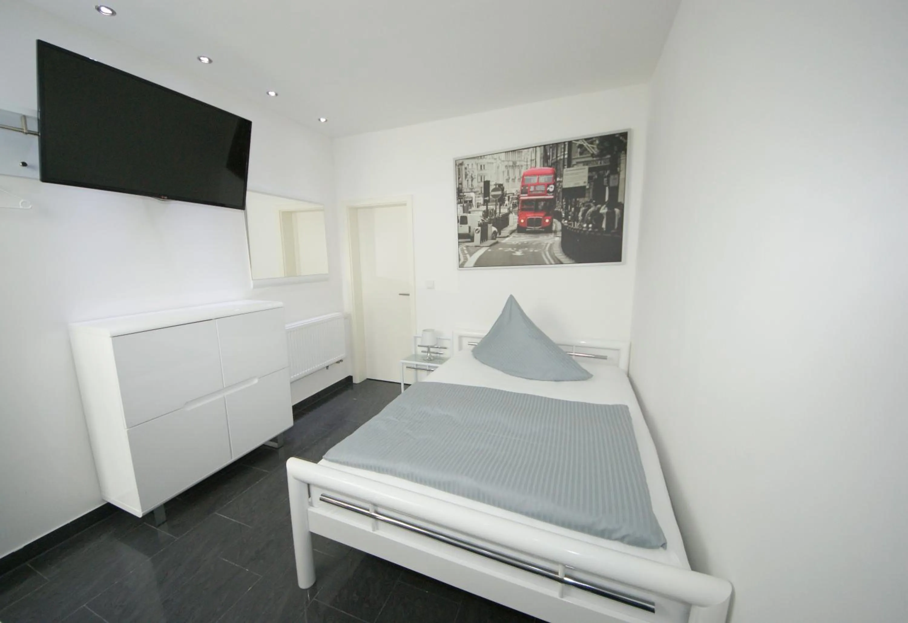 Bed in Hotel am Rosenplatz,24 Stunden Check in, Küche, kostenfreie Parkplätze