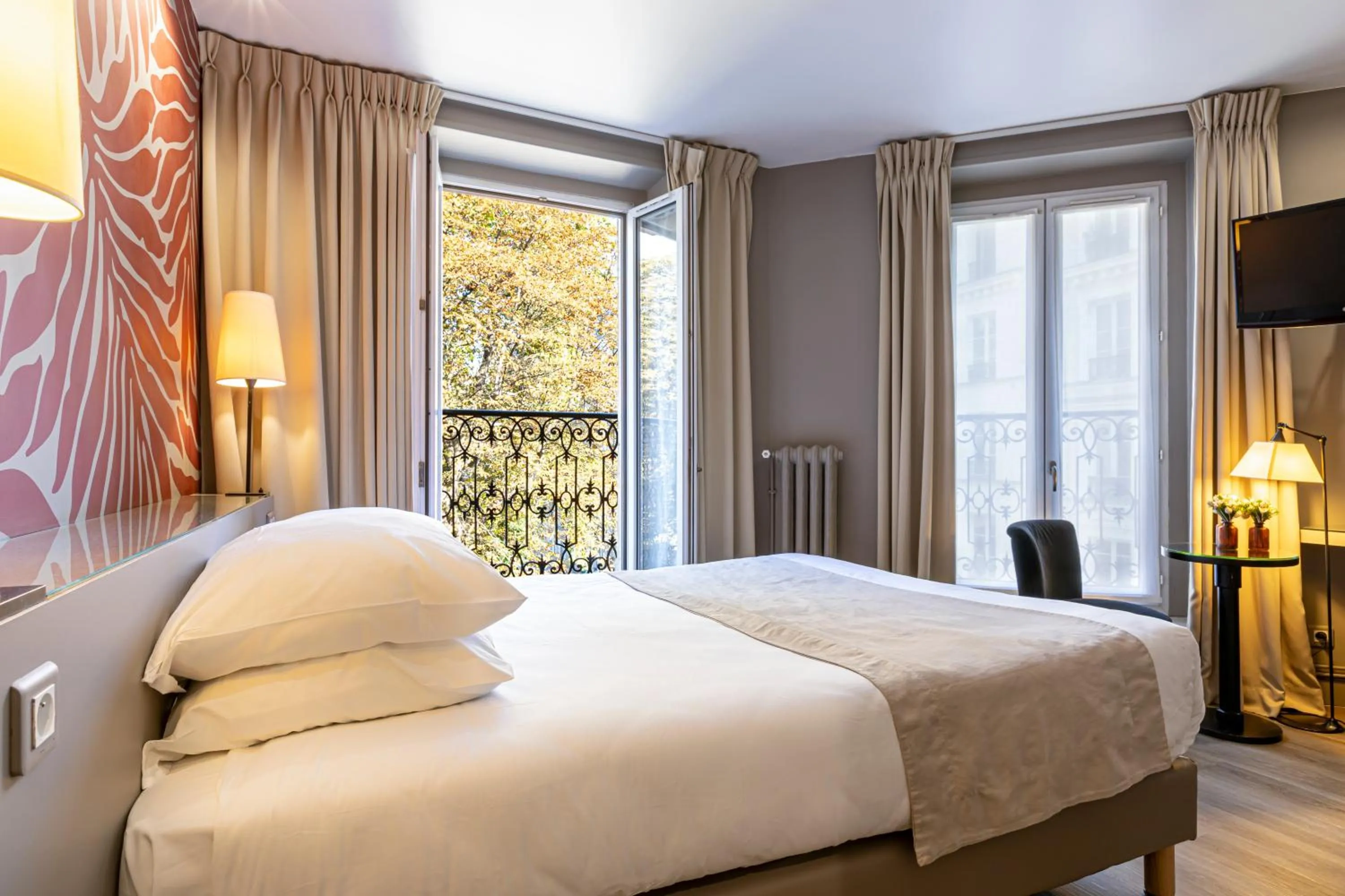 Photo of the whole room, Bed in Gardette Park Hotel