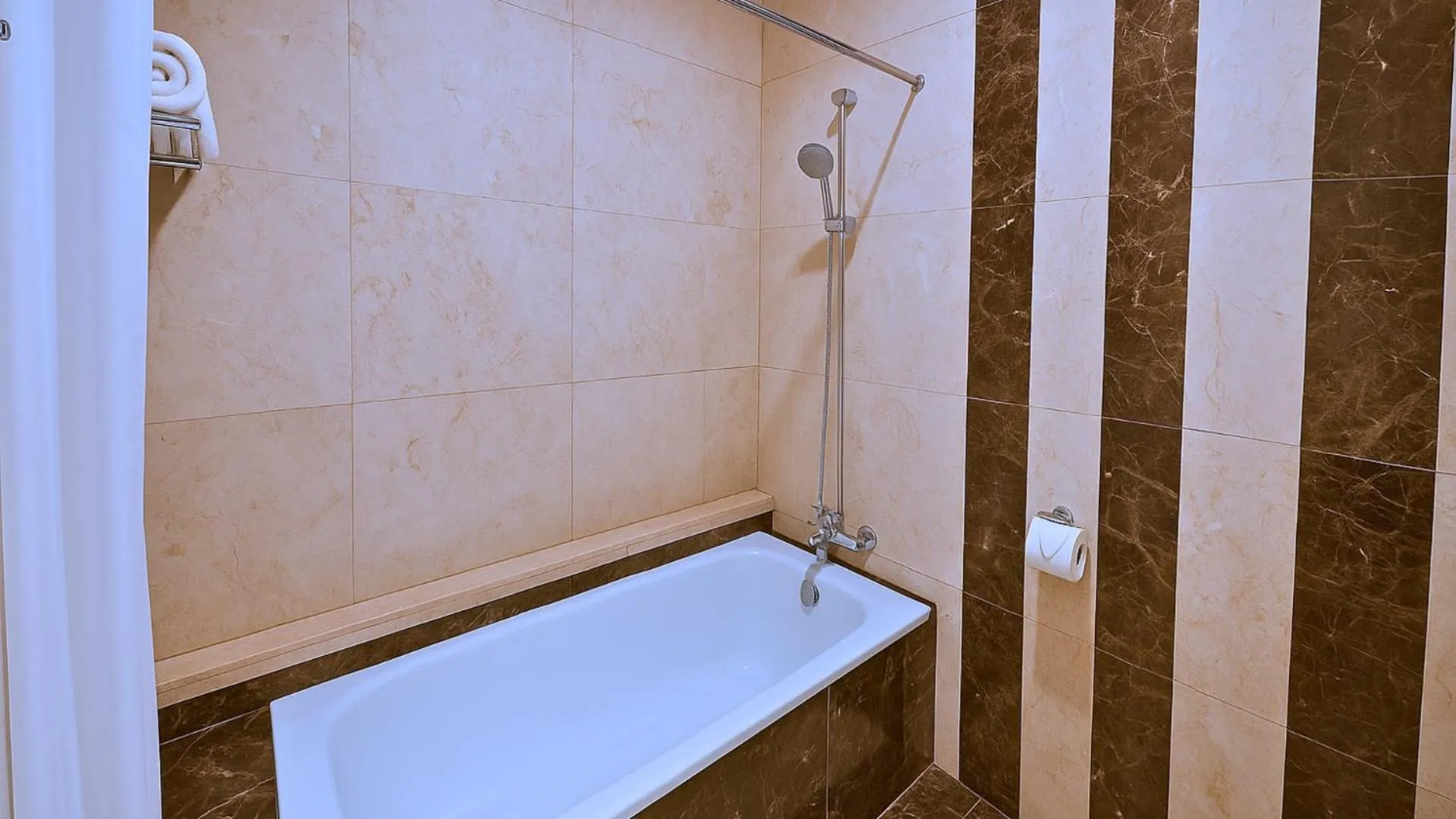 Bath in The Grantage Hotel & Sky Lounge