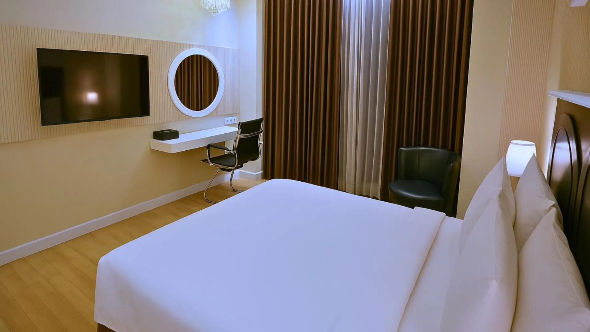 Bedroom, Bed in The Grantage Hotel & Sky Lounge