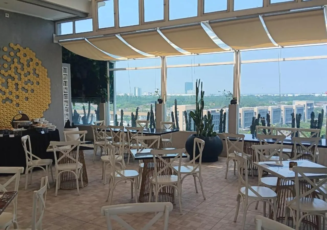 Restaurant/places to eat in The Grantage Hotel & Sky Lounge