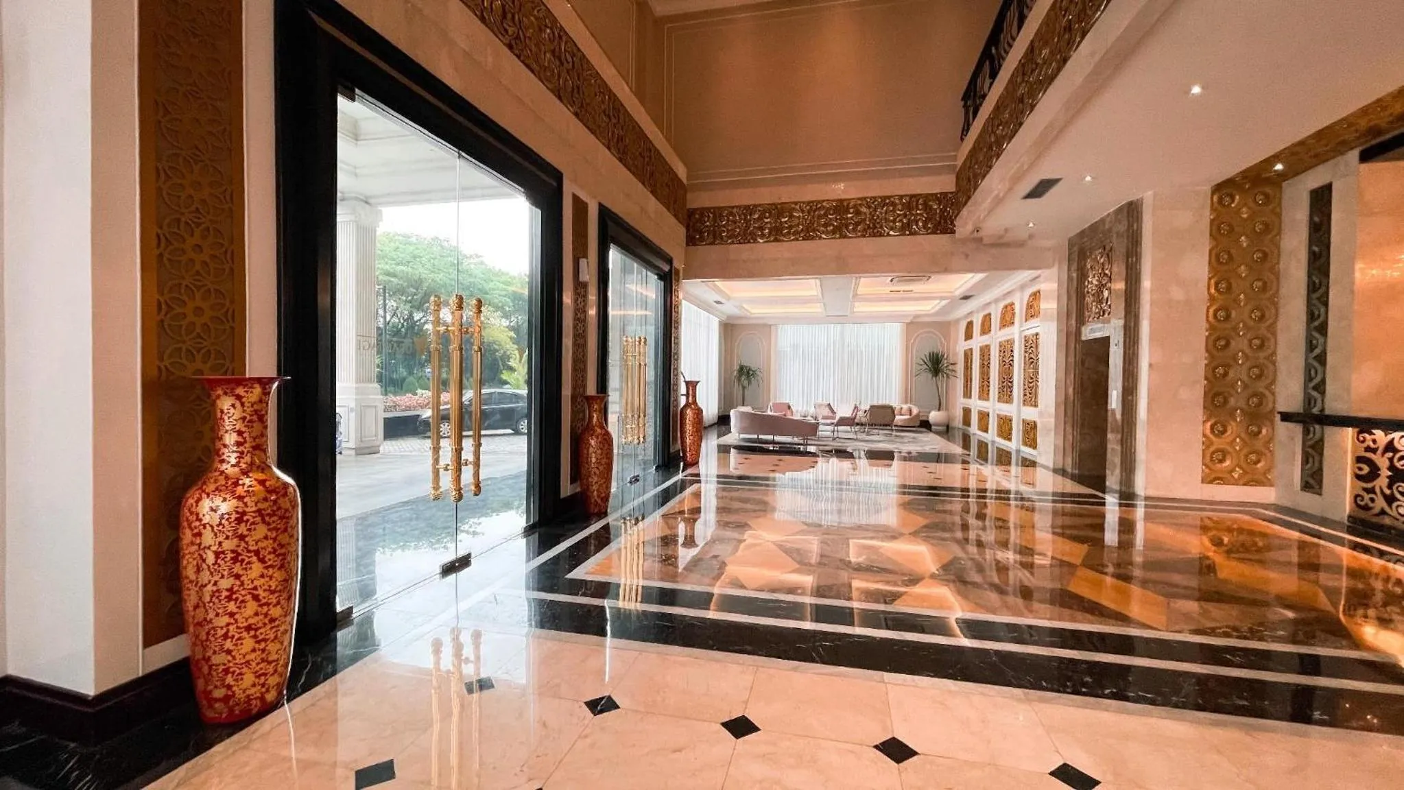 Lobby or reception in The Grantage Hotel & Sky Lounge