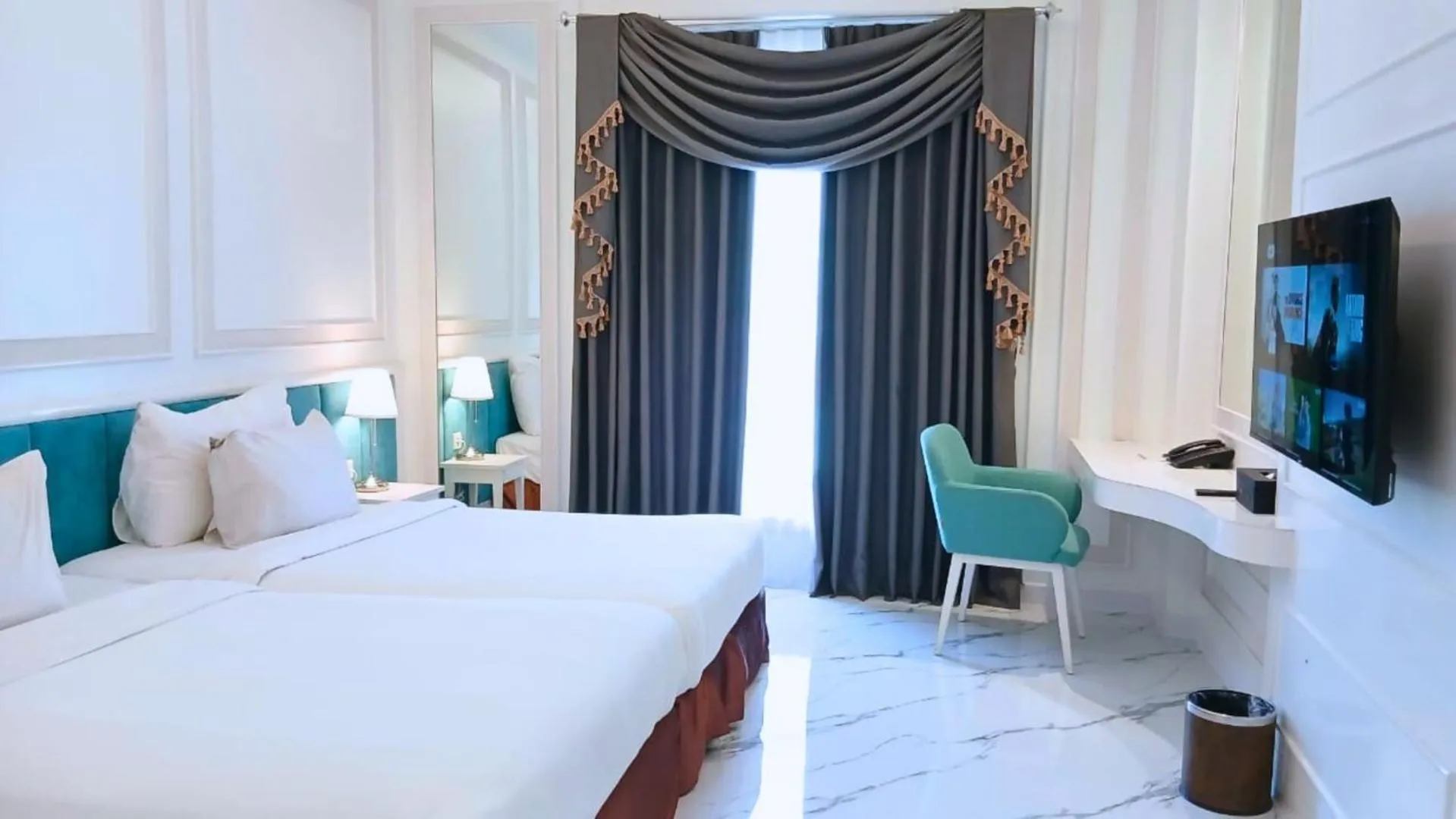 Bed in The Grantage Hotel & Sky Lounge