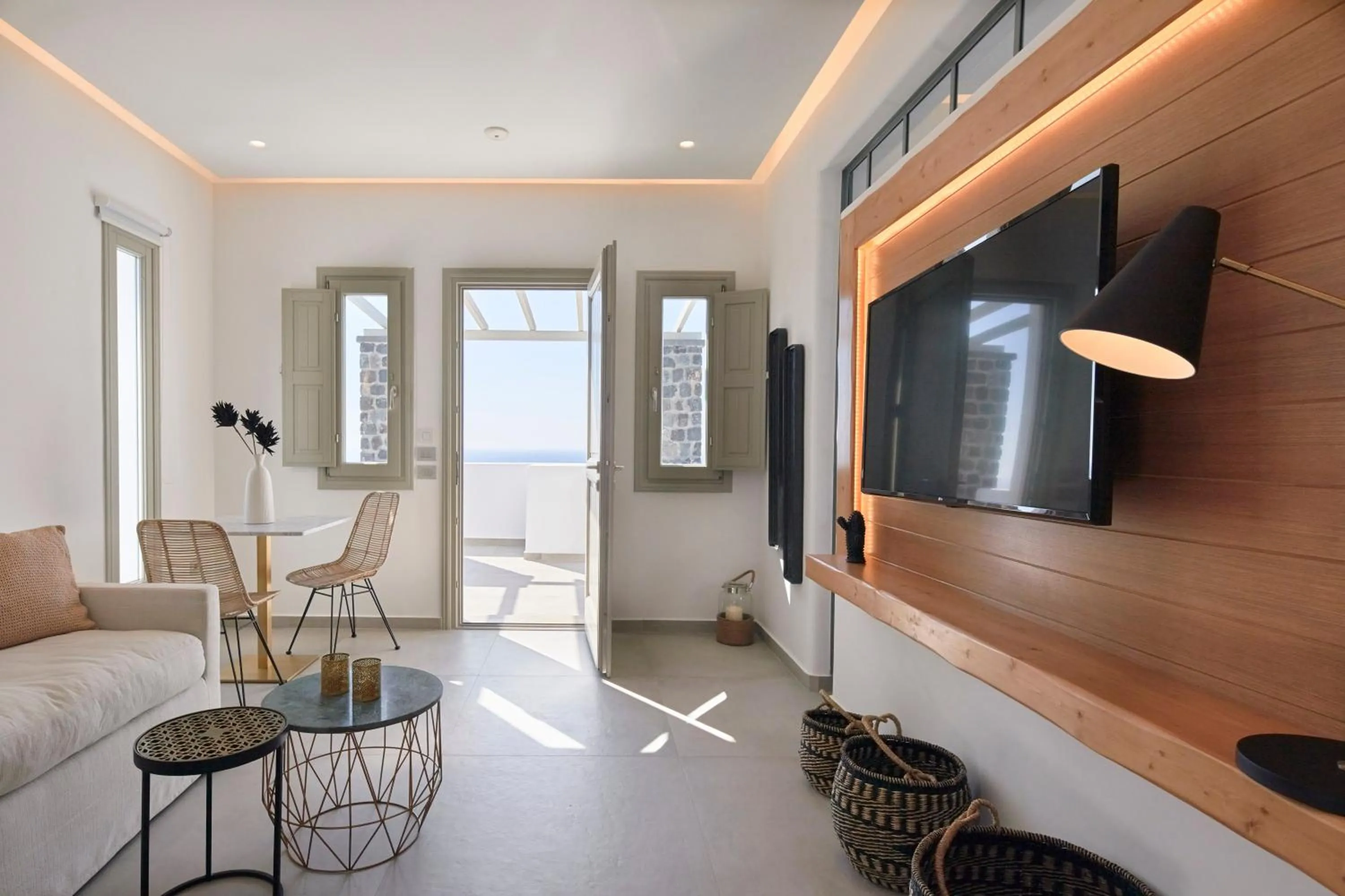 TV and multimedia in Phos The Boutique