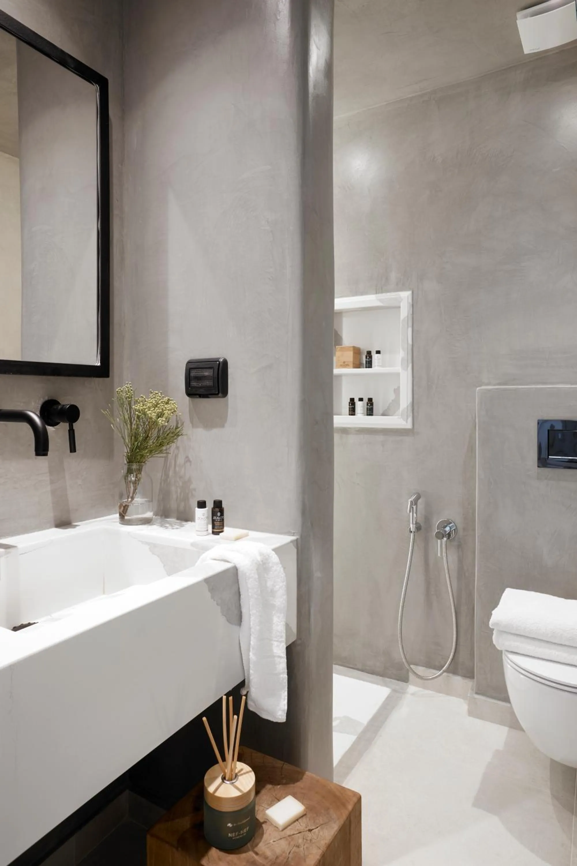 Toilet in Phos The Boutique