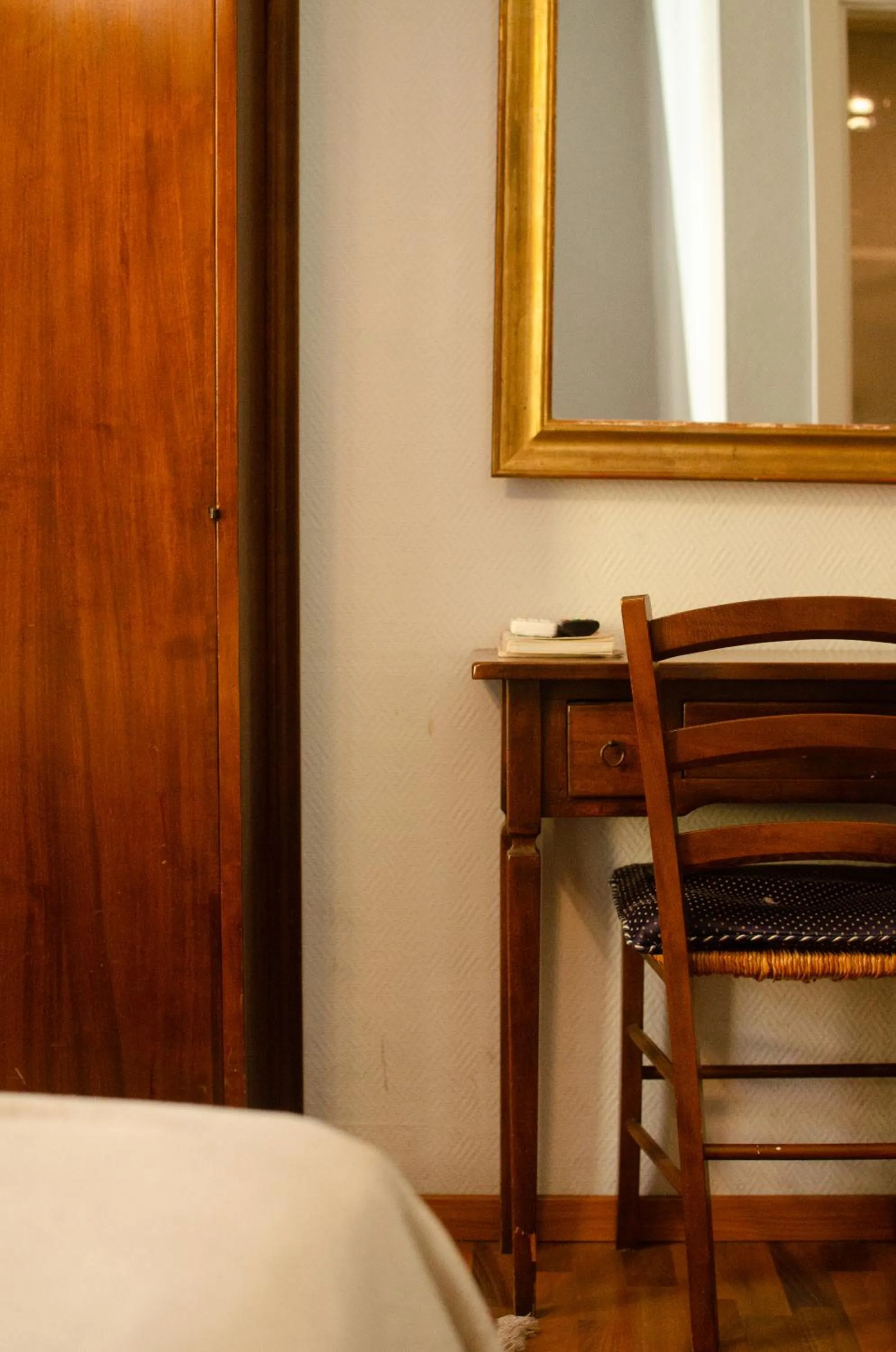 Decorative detail, Bed in Soggiorno Michelangelo