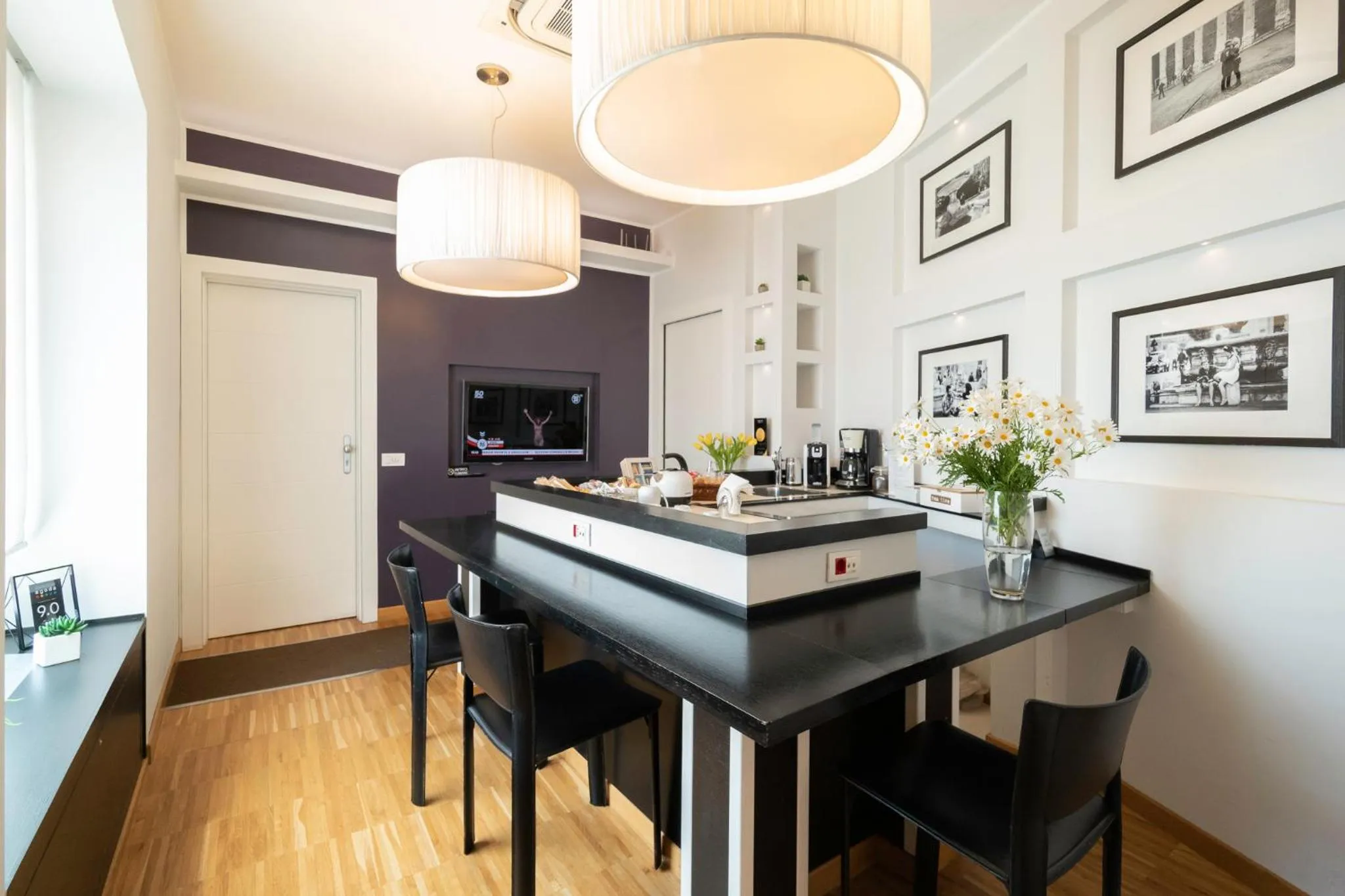 Communal lounge/ TV room in At Home Townhouse - Filiberto