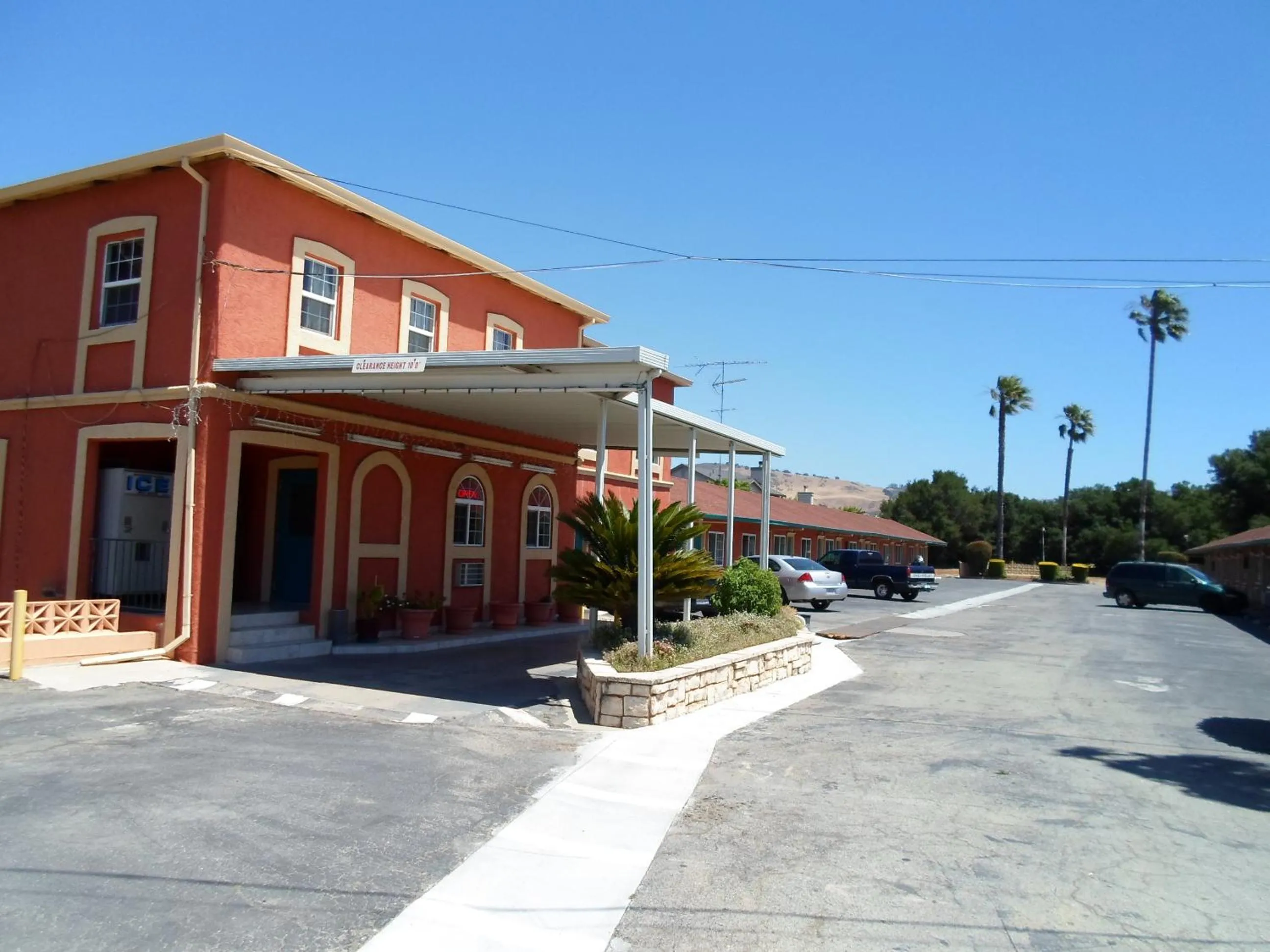 Property building in Budget Inn Morgan Hill