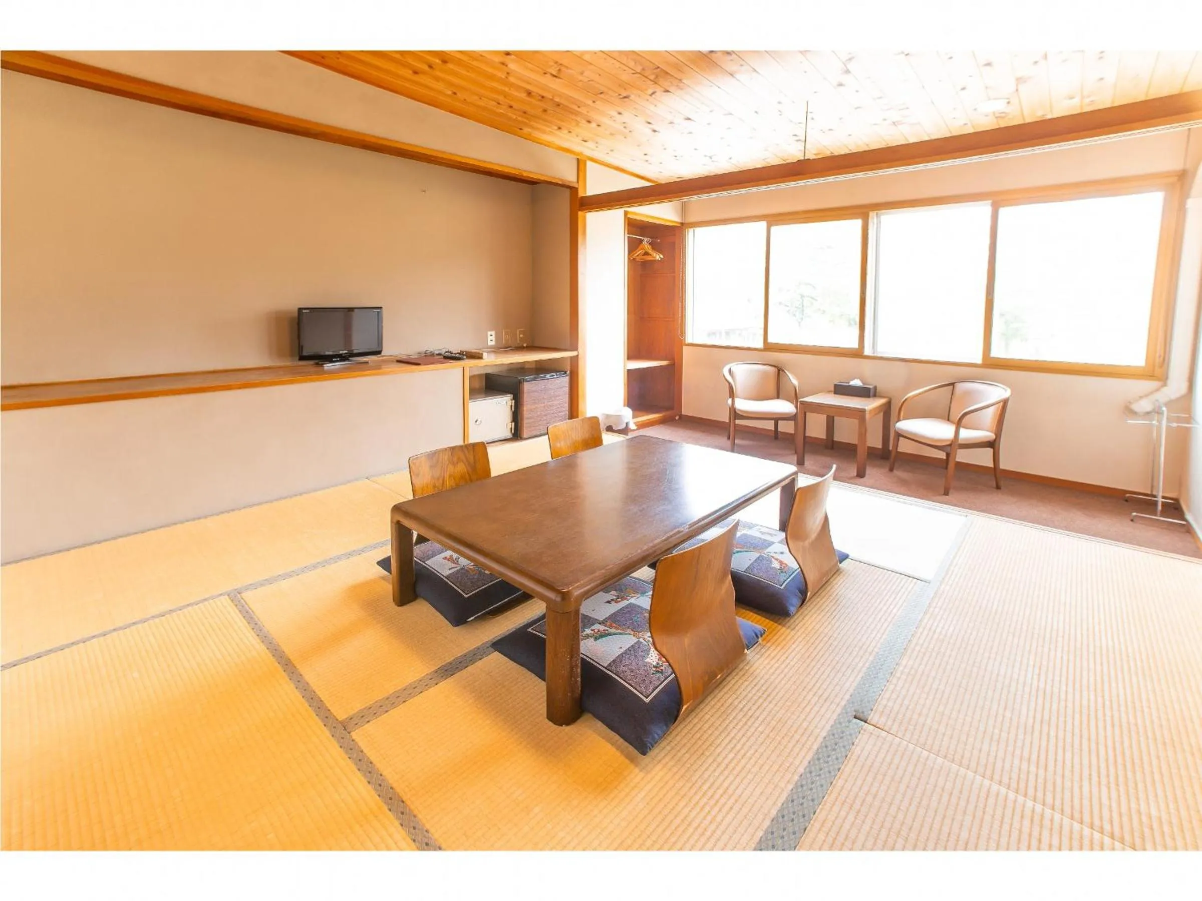 Photo of the whole room in Nomad Hakuba