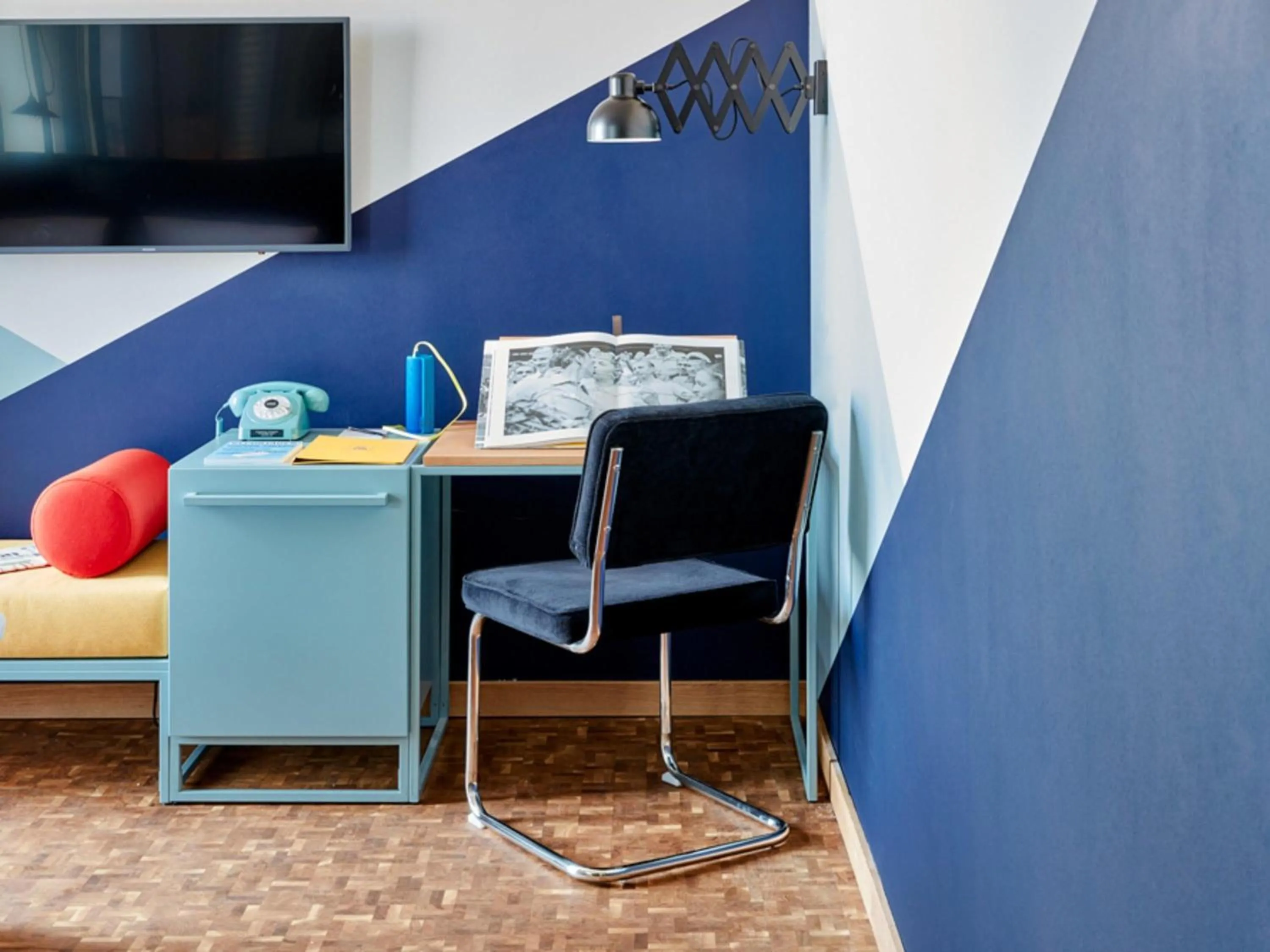 Bedroom in 25hours Hotel Das Tour