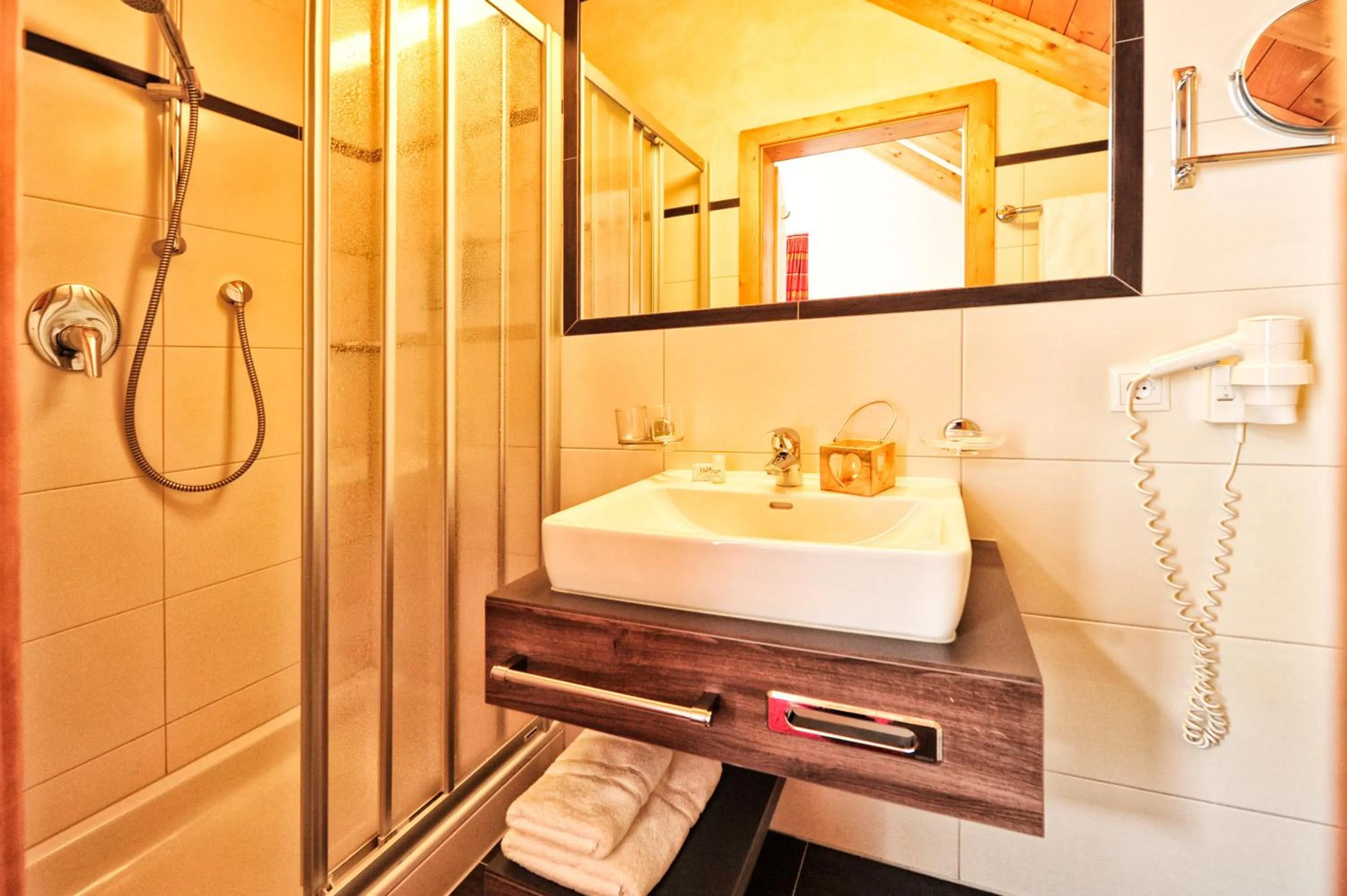 Bathroom in Alpenstern - Sommer Silvretta Card Premium inklusive!