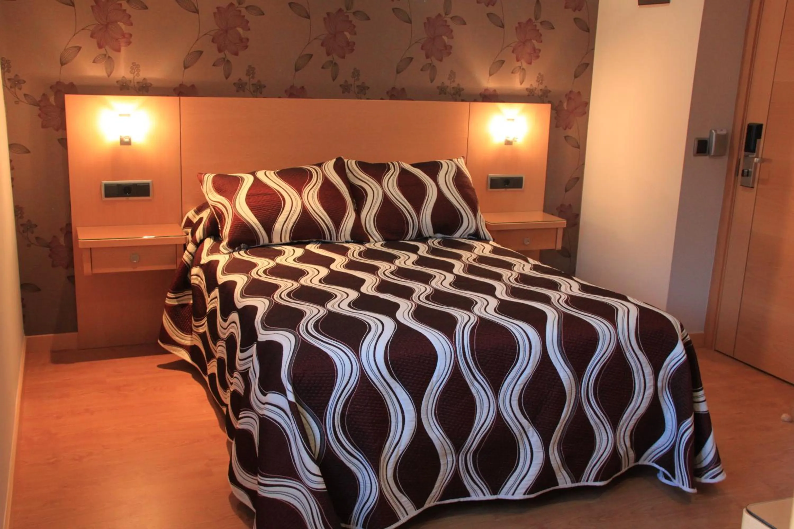 Bedroom, Bed in Hostal Jemasaca-Palma61