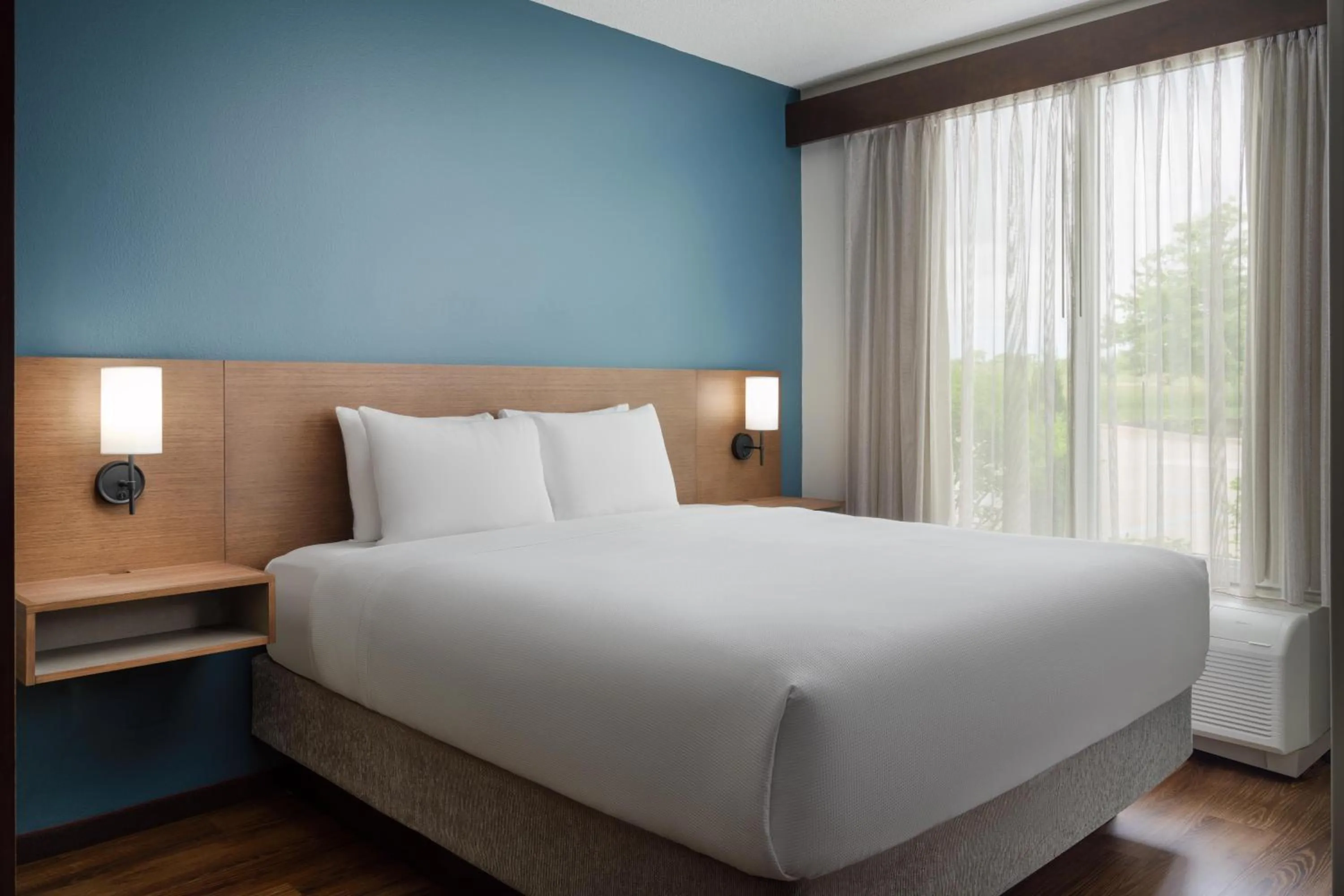 Bed in Hyatt Place Grand Rapids South