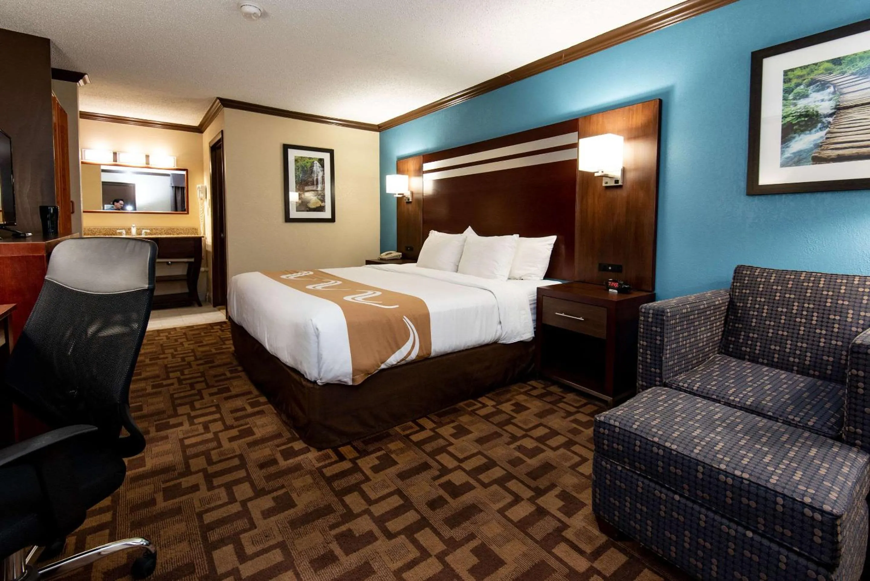 Photo of the whole room, Bed in Quality Inn & Suites Quakertown-Allentown