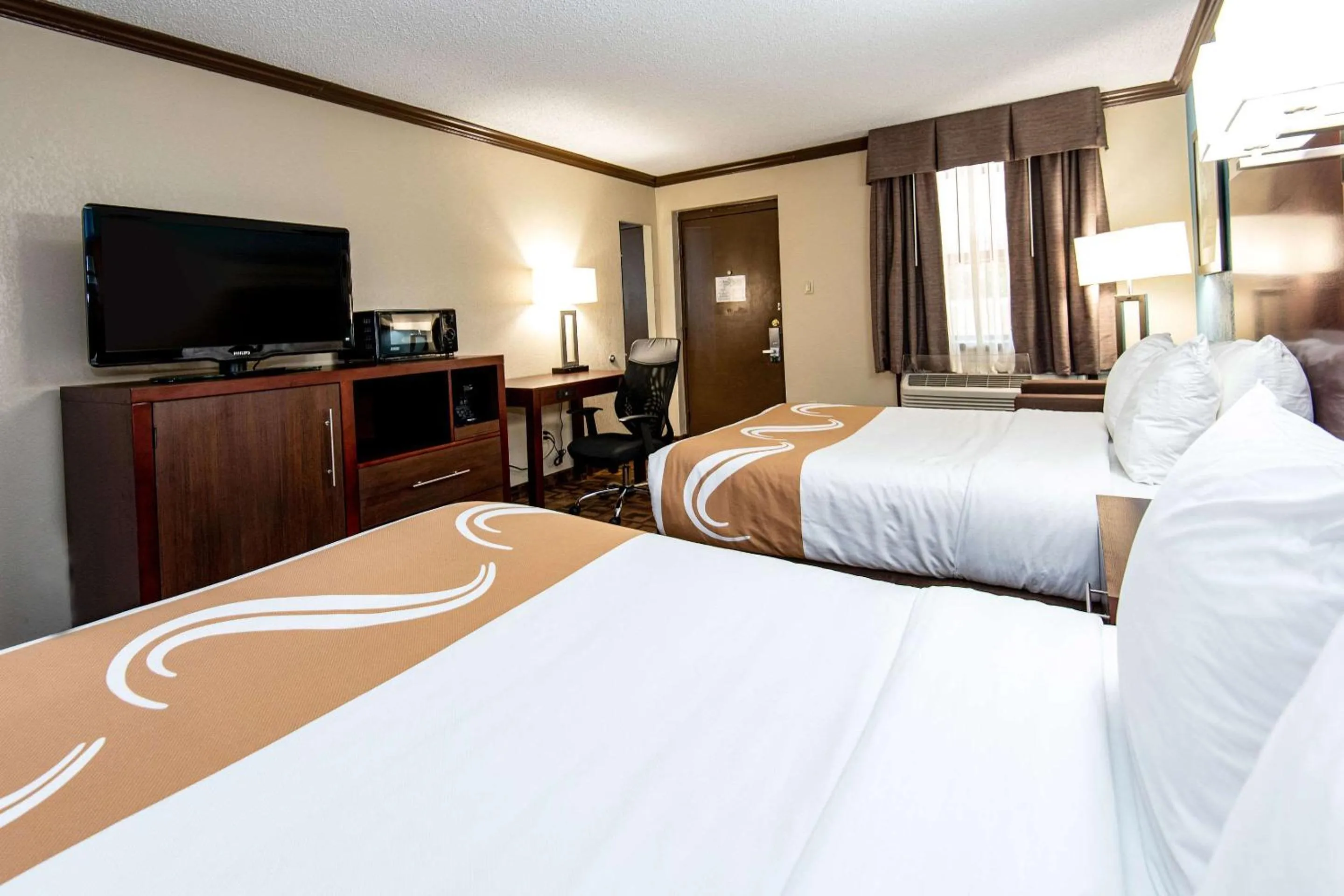 Photo of the whole room, Bed in Quality Inn & Suites Quakertown-Allentown