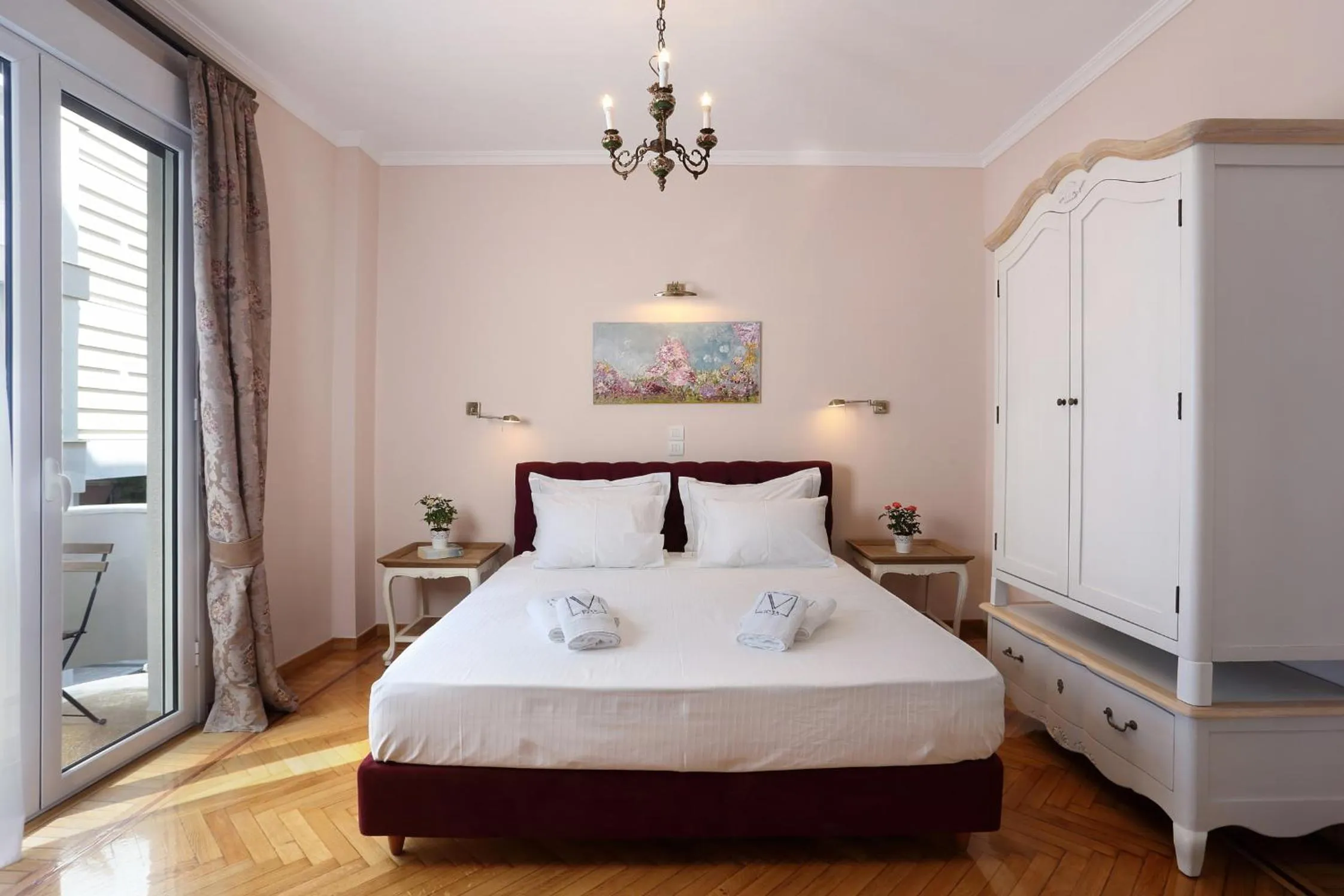 Bed in V1935 Luxurious Apartments