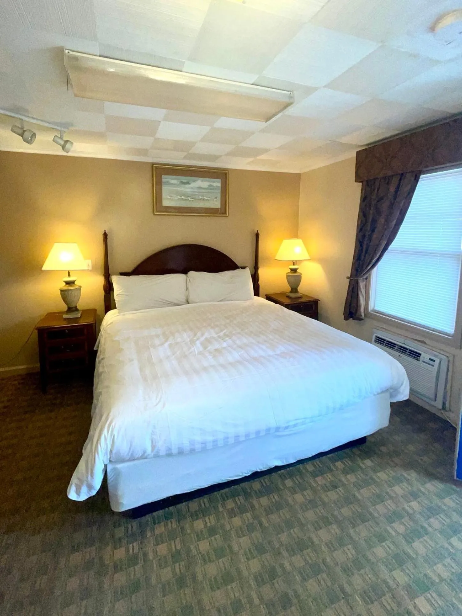 Bed in The Maddox Inn