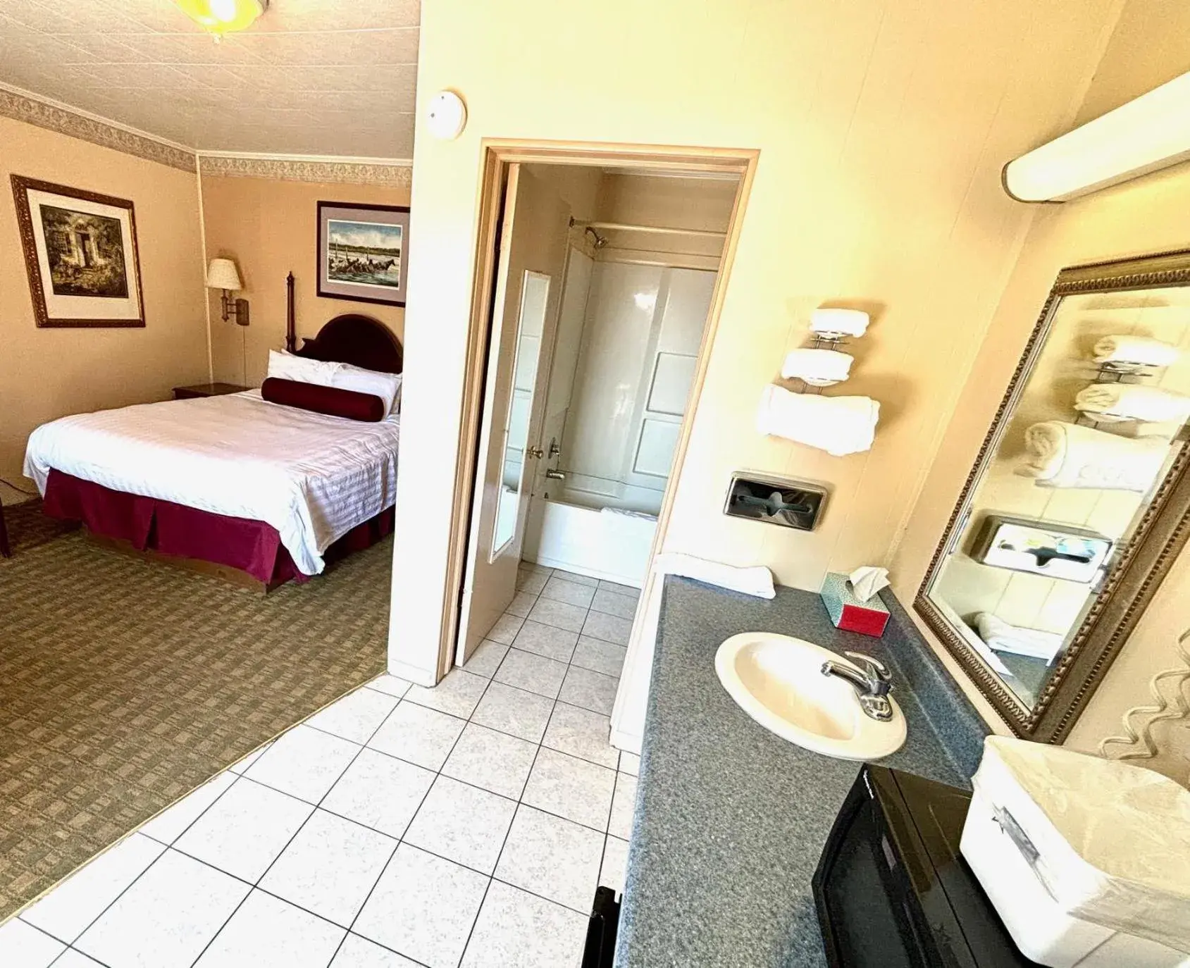 Queen Room Smoking in The Maddox Inn Queen Room Smoking in The Maddox Inn