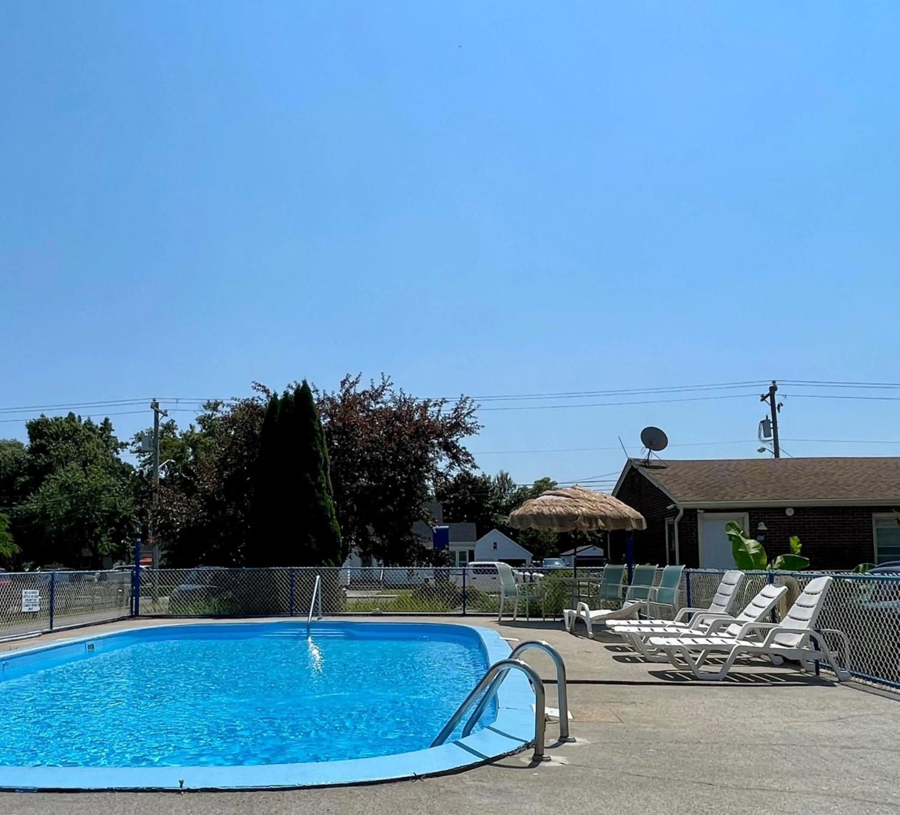 Swimming pool in The Maddox Inn