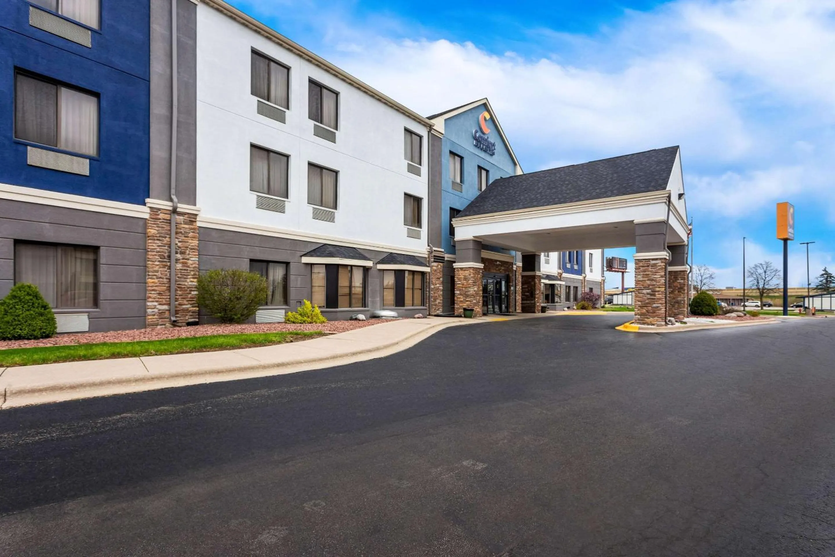 Property building in Comfort Inn & Suites Kenosha-Pleasant Prairie