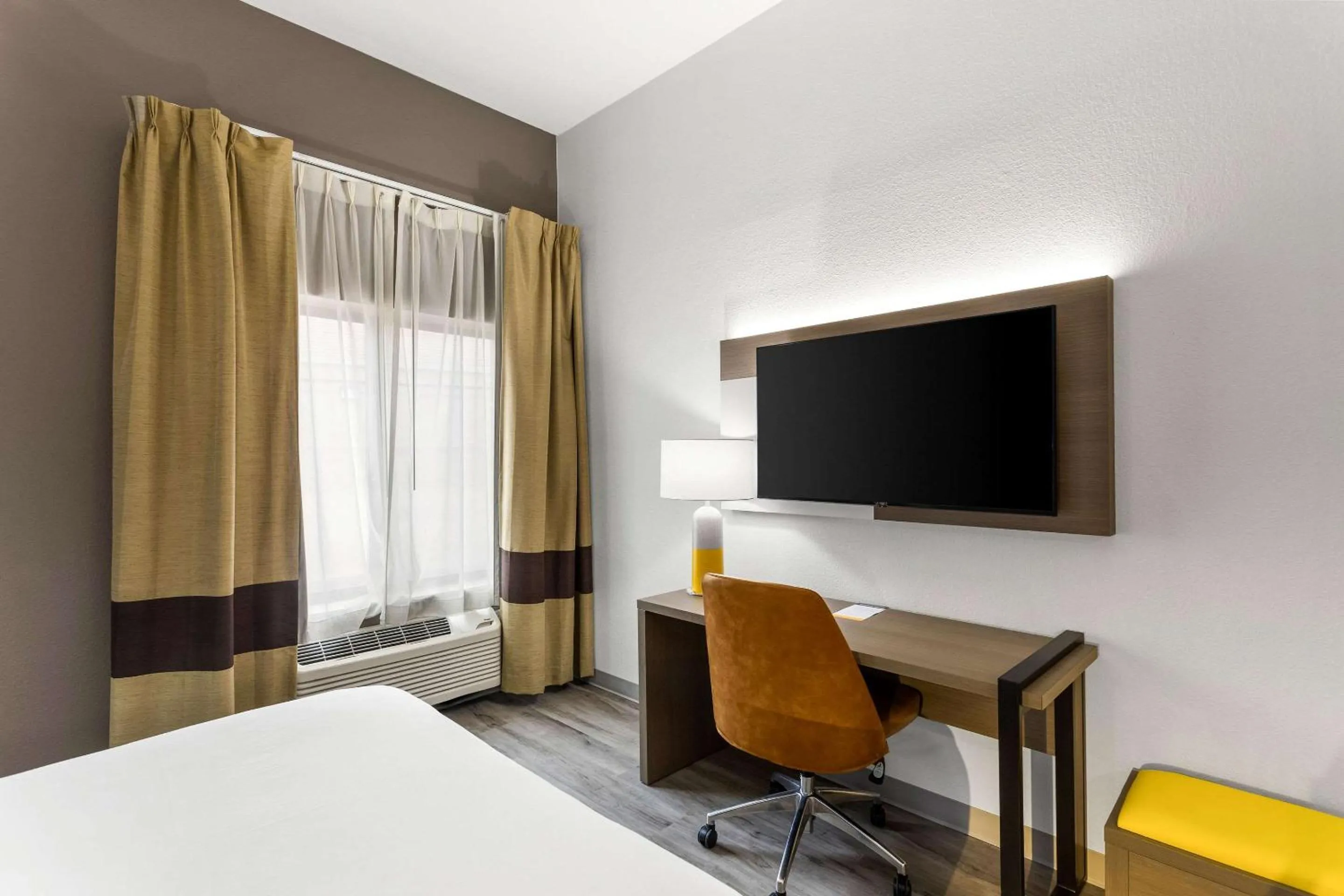 View (from property/room), Bed in Comfort Inn & Suites Kenosha-Pleasant Prairie