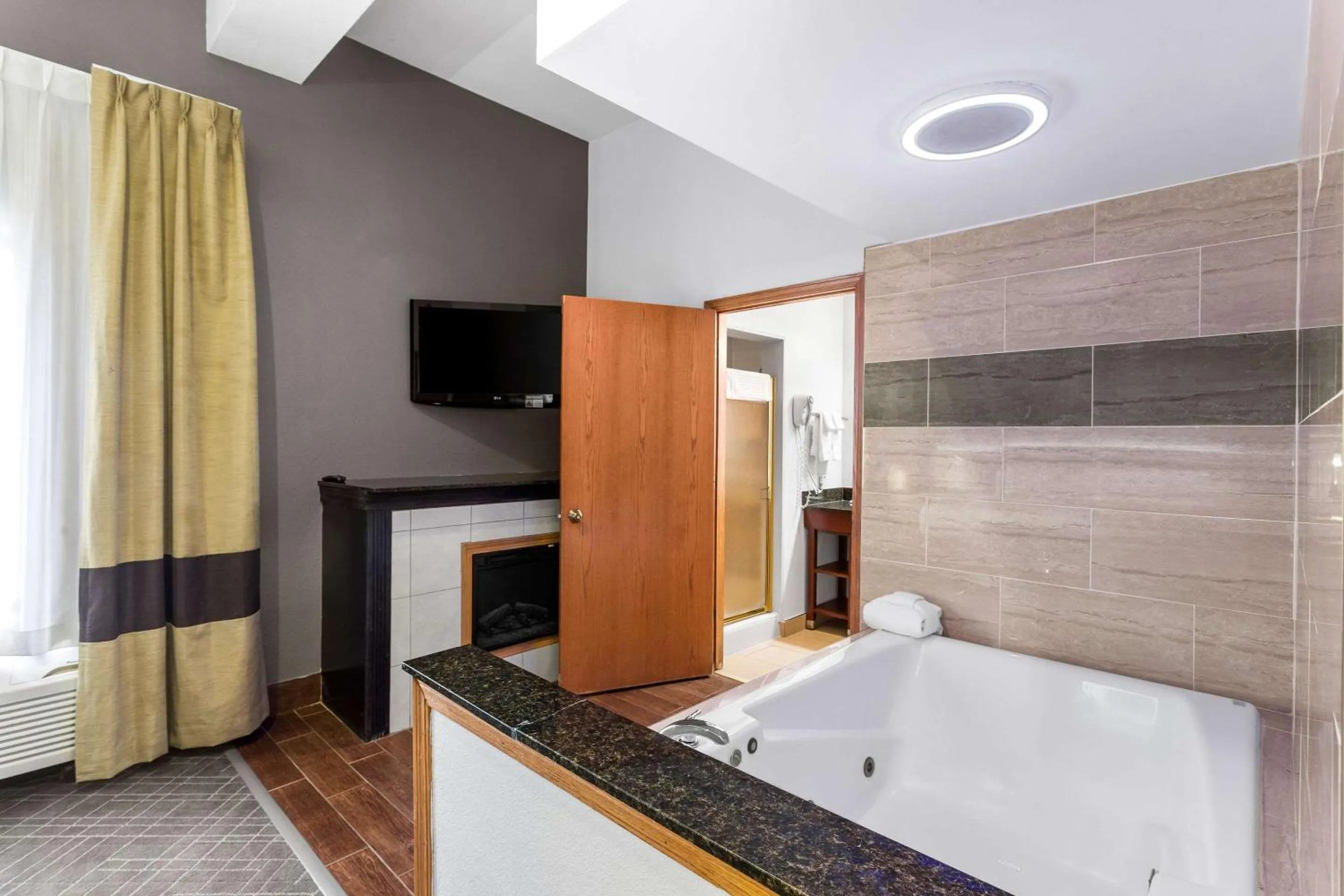 Bathroom, Bed in Comfort Inn & Suites Kenosha-Pleasant Prairie