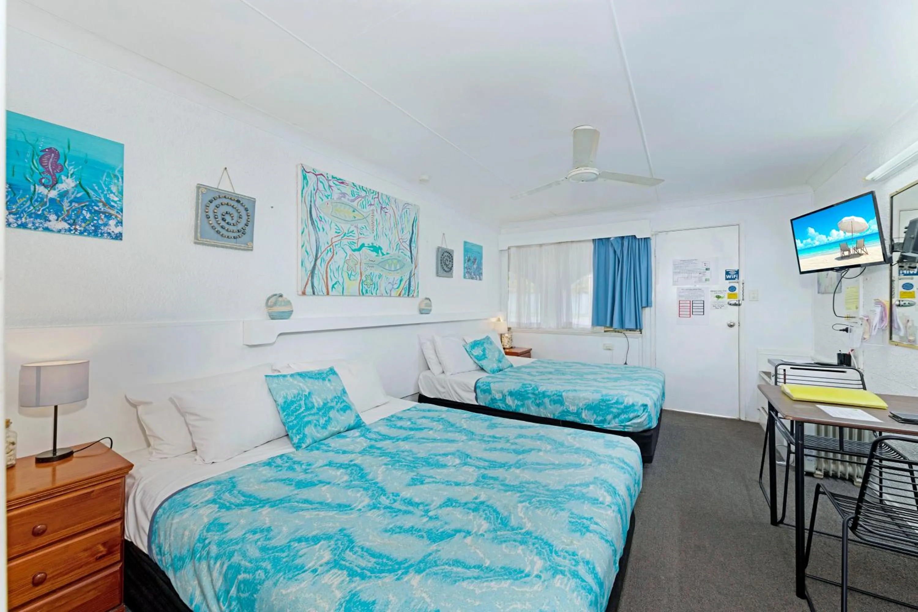 View (from property/room), Bed in Bundaberg Coral Villa Motor Inn