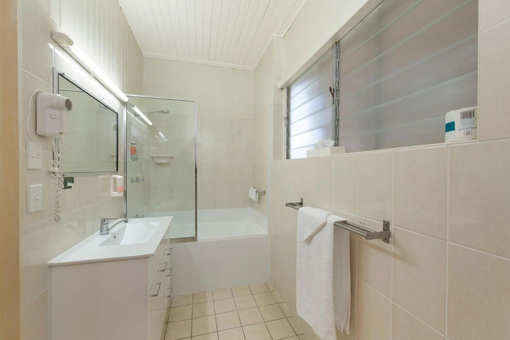 Shower in Bundaberg Coral Villa Motor Inn