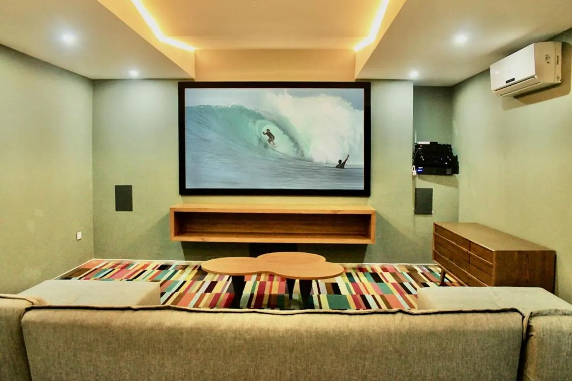 Communal lounge/ TV room in Menesse the City by Casago