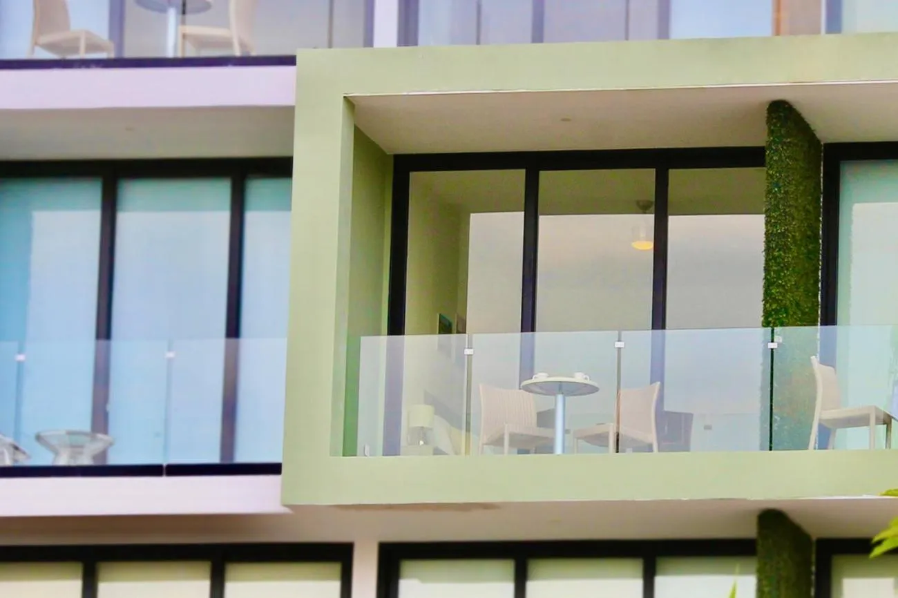 Balcony/Terrace in Menesse the City by Casago