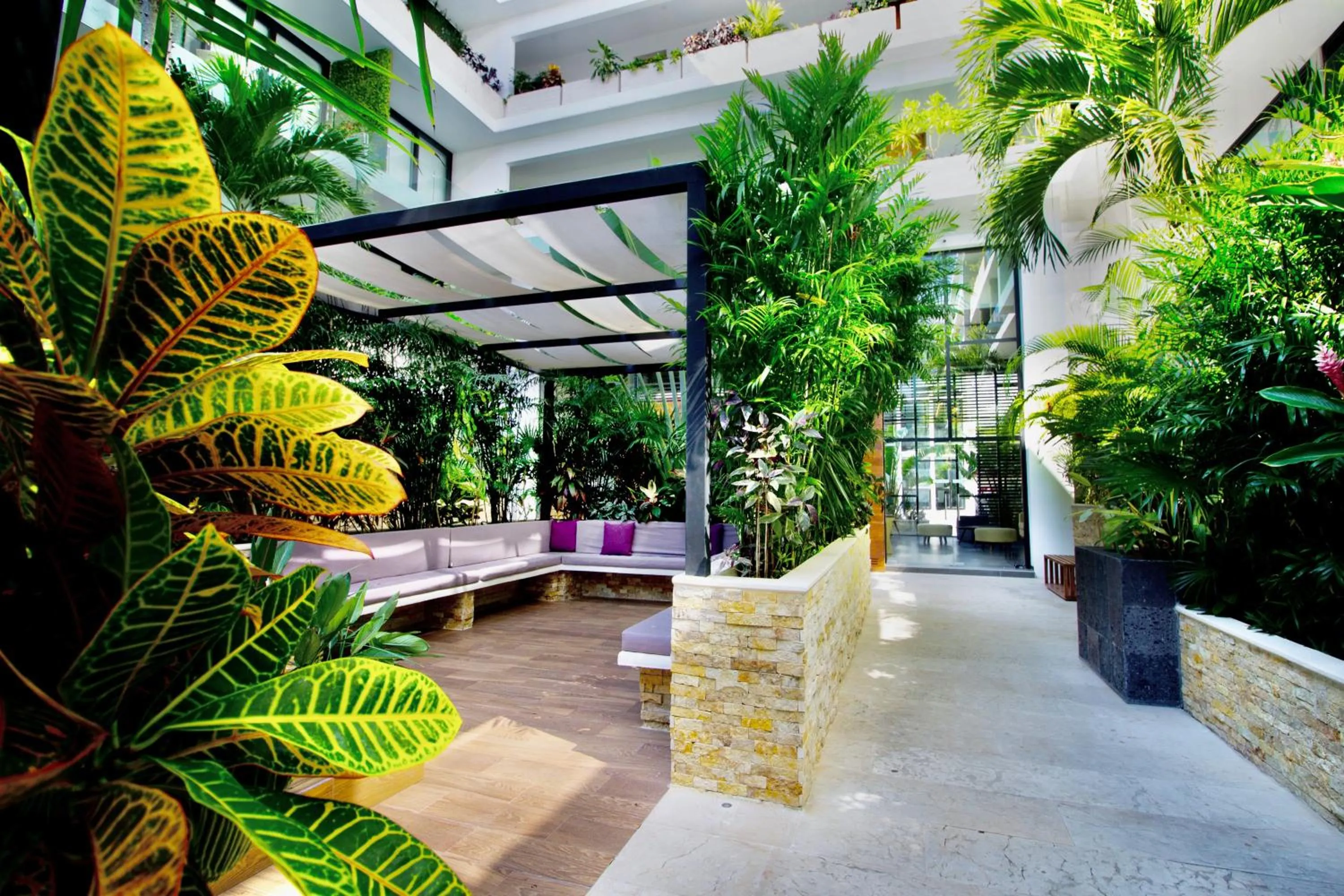 Patio in Menesse the City by Casago