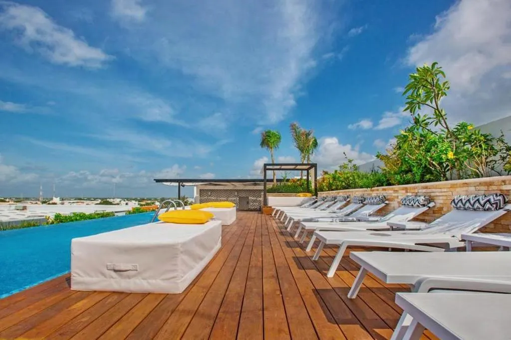 Swimming pool in Menesse the City by Casago