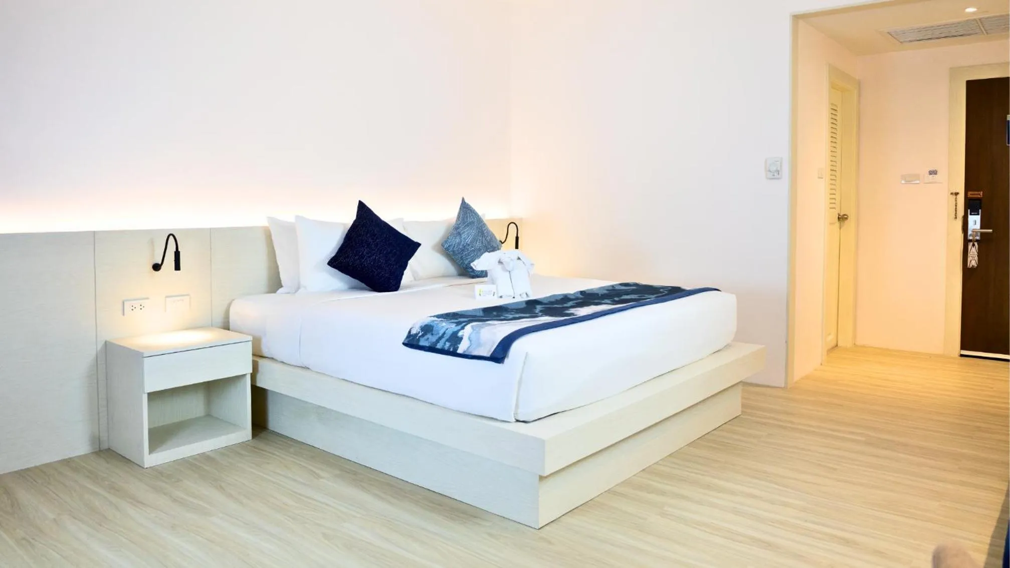 Photo of the whole room, Bed in Amata Patong