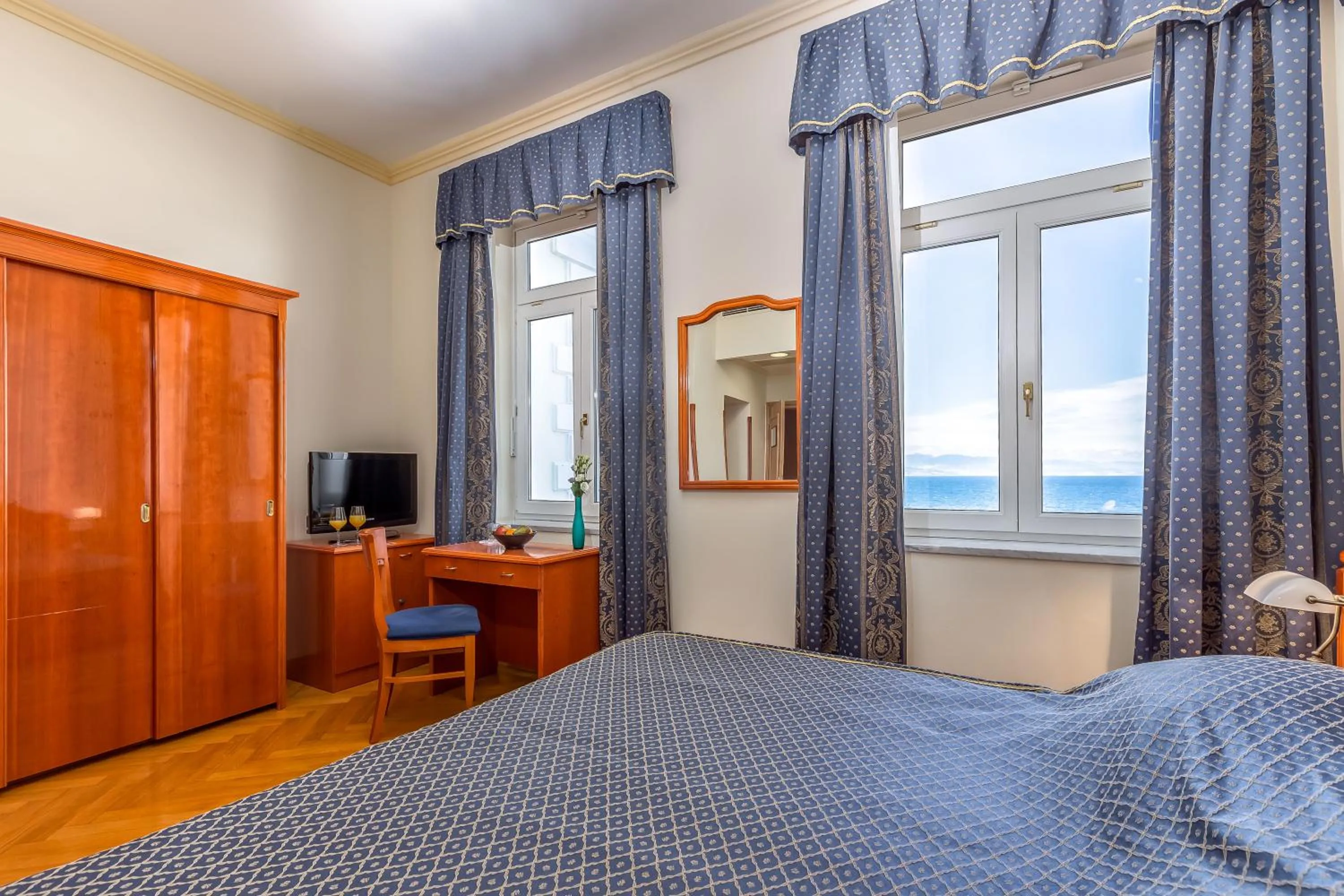 Bedroom, Bed in Hotel Galeb