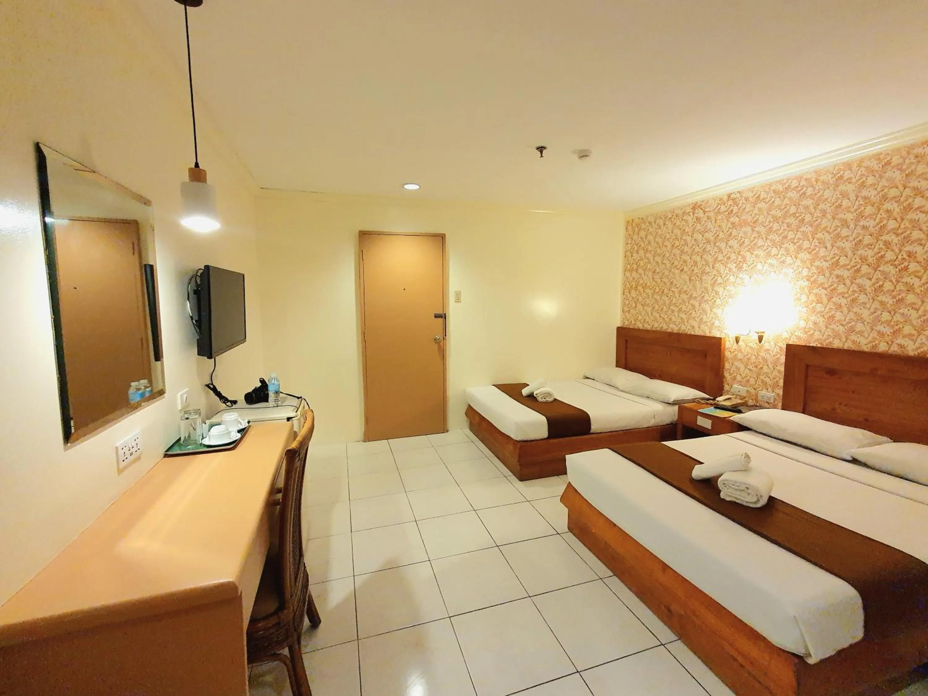 Bed in Rosas Garden Hotel