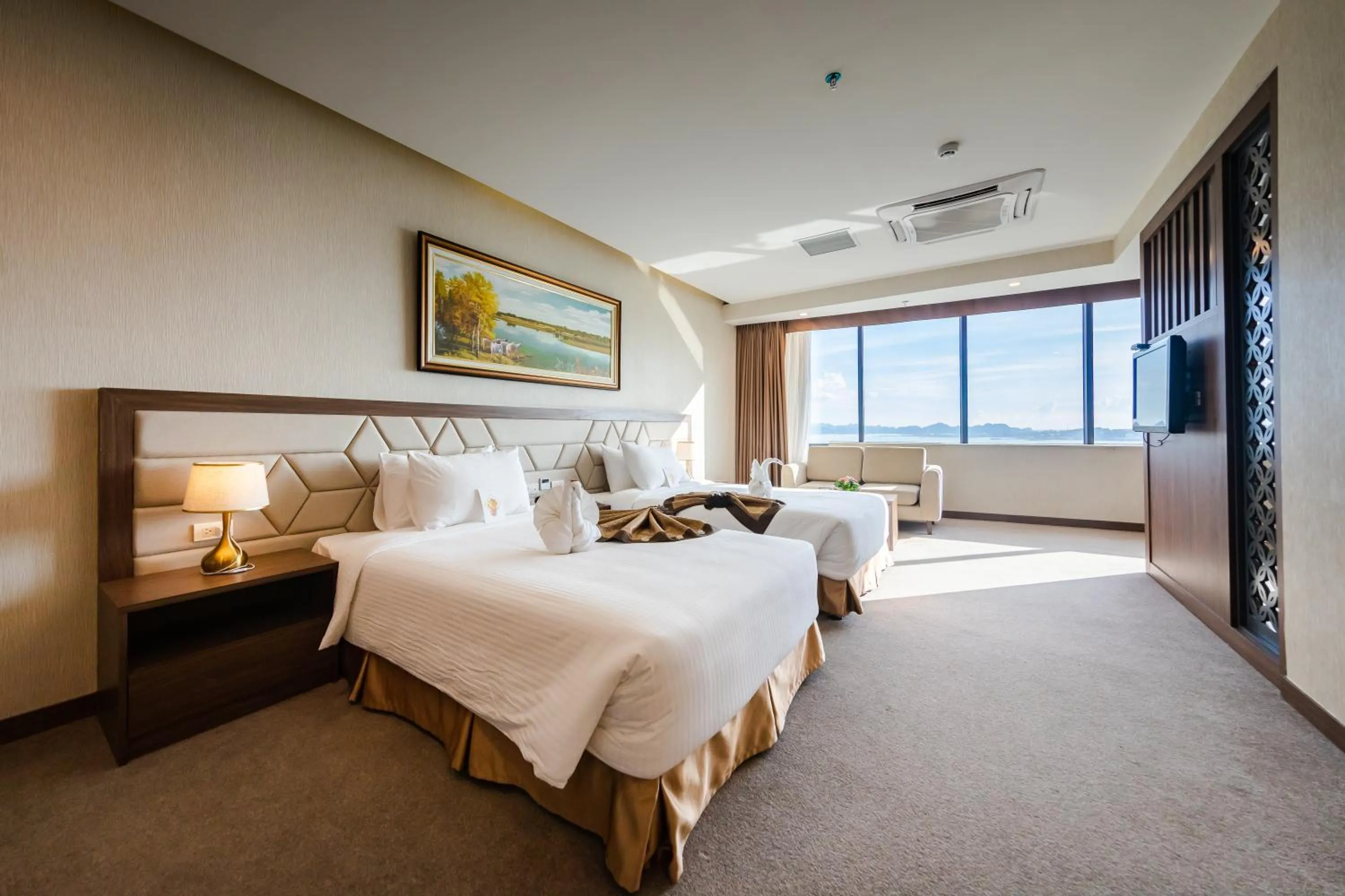 Photo of the whole room, Bed in Muong Thanh Grand Ha Long Hotel