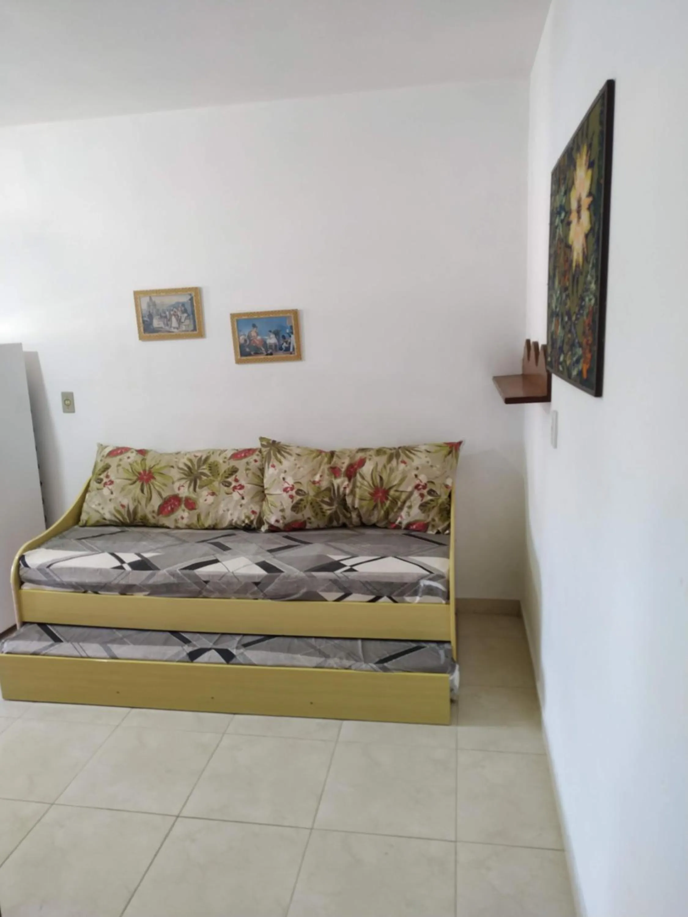 Living room, Bed in Residencial Praia Bombas