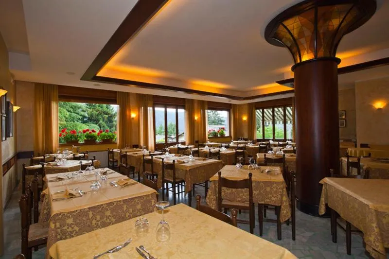 Communal lounge/ TV room in Hotel Prealpi