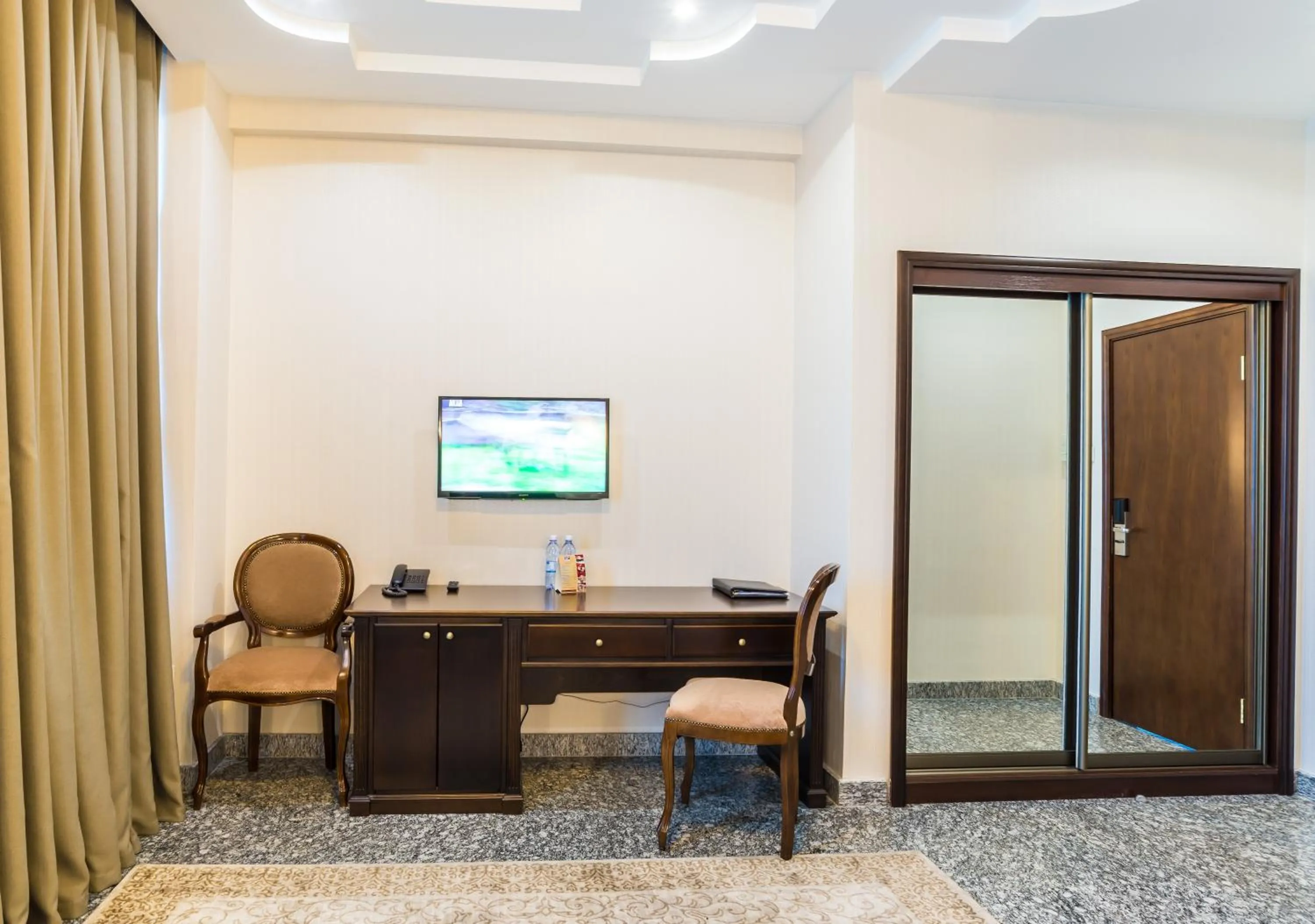 TV and multimedia in Royal Palace Hotel